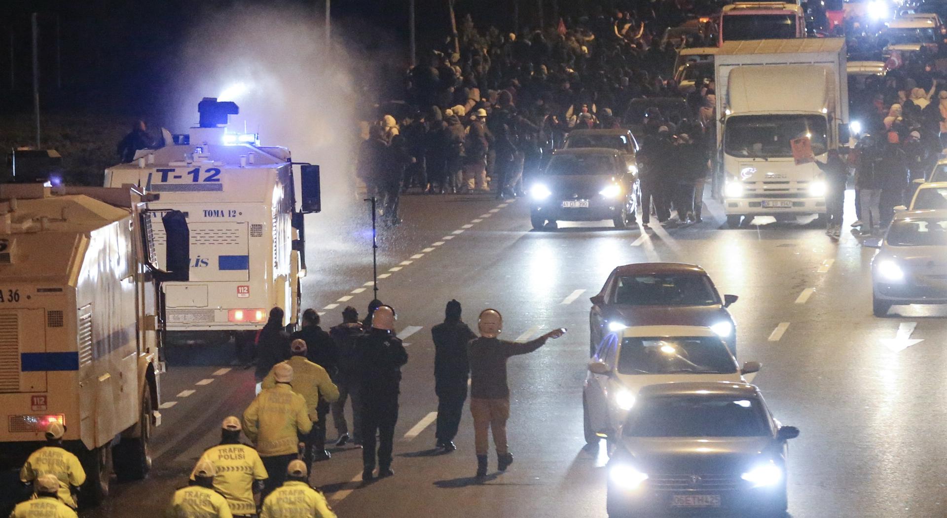 Una tanque de la policía antidisturbios turca (i) fue registrado este marte, 25 de marzo, al intentar dispersar con chorros de agua a los manifestantes de una marcha antigubernamental, en Ankara (Turquía). EFE/Necati Savas