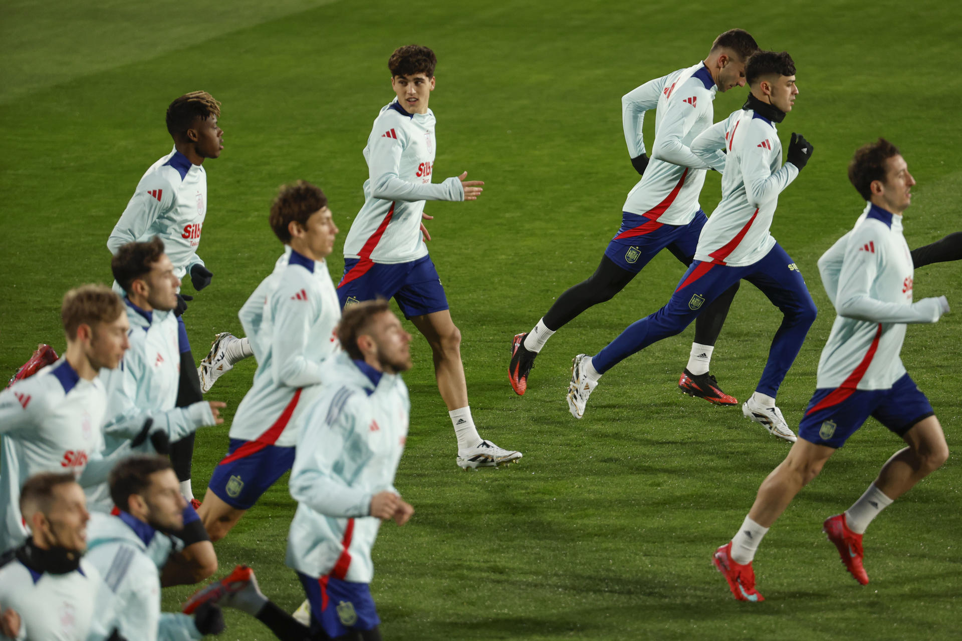 Los jugadores de la selección española de fútbol participan en un entrenamiento celebrado este lunes en la Ciudad del Fútbol de las Rozas (Madrid), antes de sus dos encuentros ante Países Bajos en los cuartos de final de la Liga de Naciones de la UEFA. EFE/ Juanjo Martín
