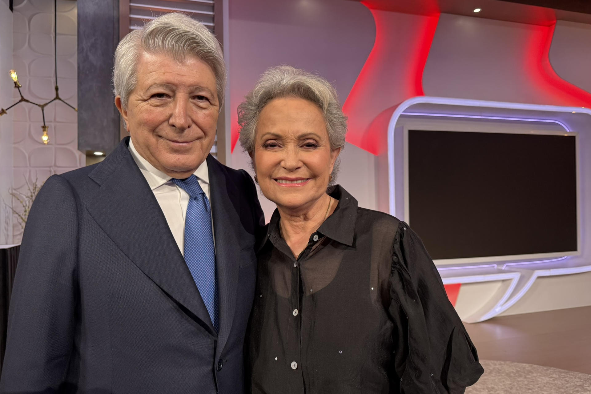 La actriz Adriana Barraza, ganadora del Premio Platino de Honor 2018, y el presidente de Egeda, Enrique Cerezo, fueron registrados este viernes, 14 de marzo, al posan para EFE, durante la ceremonia de nominaciones a los XII Premios Platino, en los estudios de Telemundo Center, en Miami (FL, EE.UU.). EFE/Alicia Civita