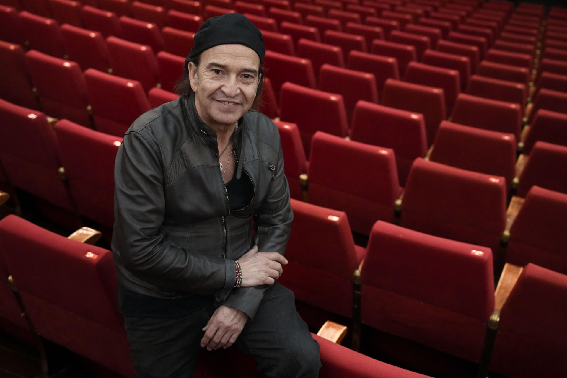 El madrileño Álvaro Urquijo aterriza junto a su banda, Los Secretos, en el Teatre Tívoli de Barcelona con el musical 'A tu lado', que narra cómo su padre no les dio "ni un duro" ni a él ni a su hermano Enrique porque estaba "en contra" de que fueran músicos, según ha relatado el cantante a EFE. EFE/Enric Fontcuberta