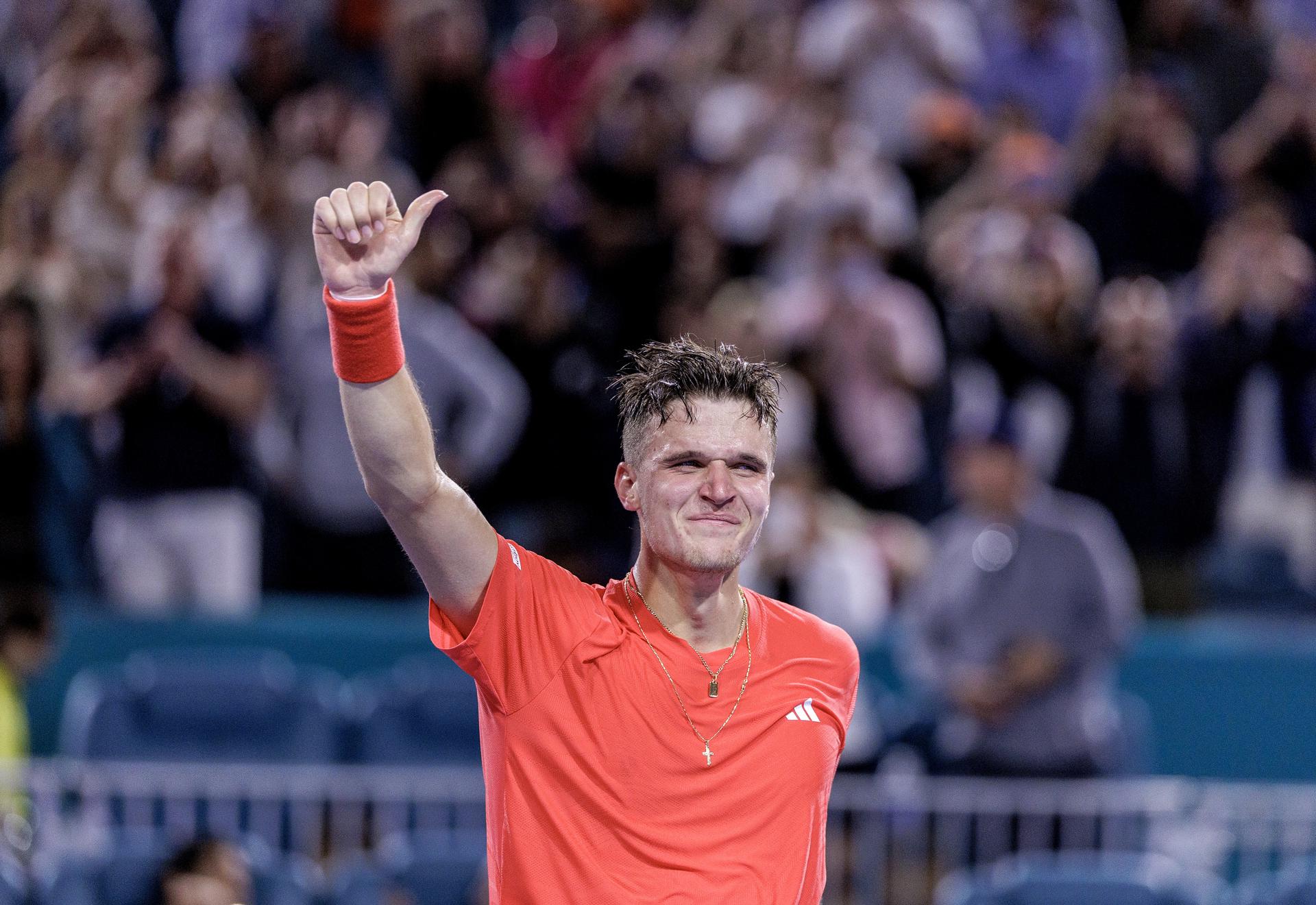 El checo Jakub Mensik celebra su victoria sobre el serbio Novak Djokovic en el Abierto de Miami. EFE/EPA/CRISTOBAL HERRERA-ULASHKEVICH
