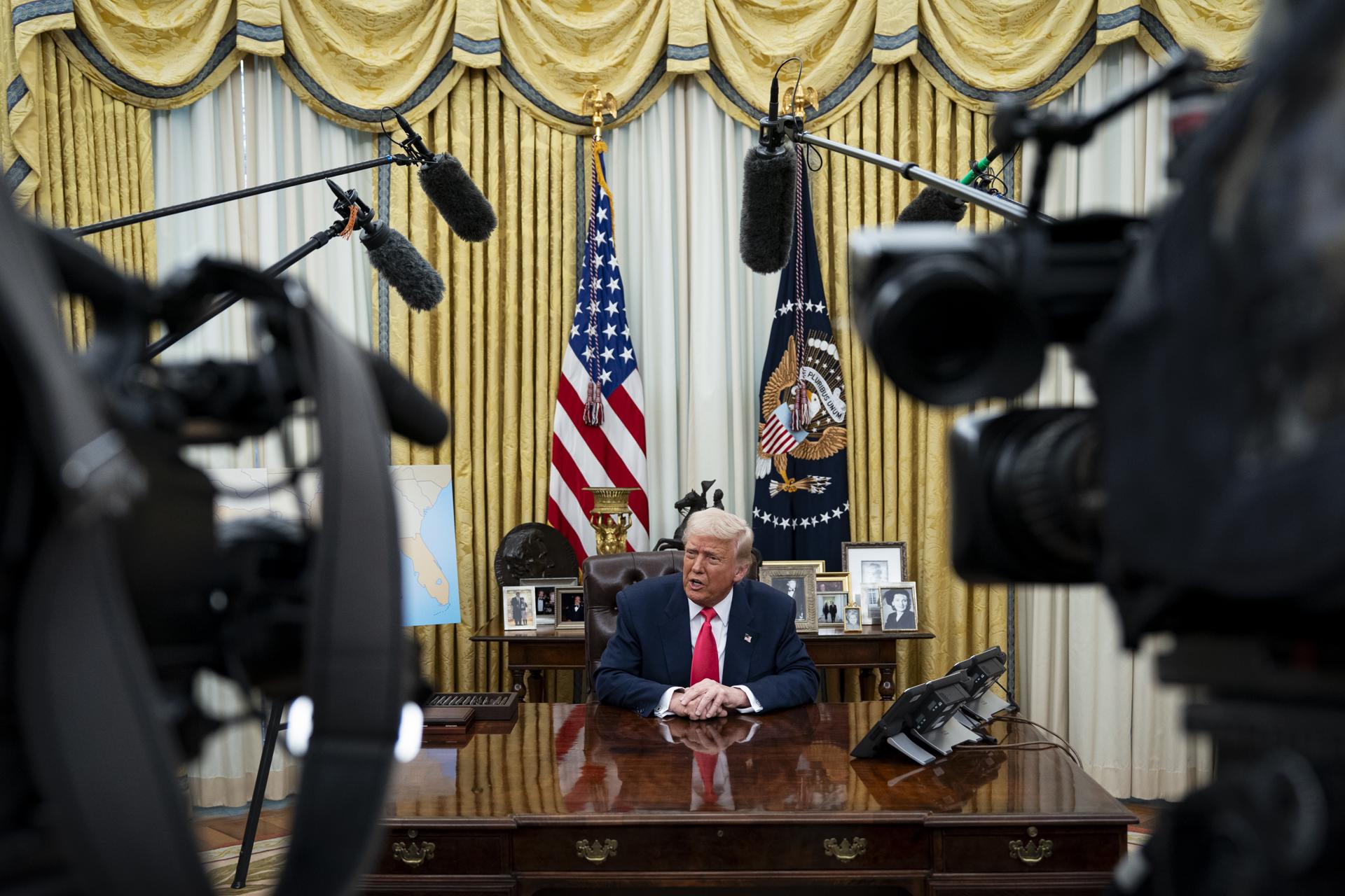 El presidente de Estados Unidos, Donald Trump, fue registrado este jueves, 6 de marzo, tras firmar las órdenes ejecutivas que pausaron hasta el 2 de abril los aranceles del 25 % a los bienes que México y Canadá importan a su país, en la Oficina Oval de la Casa Blanca, en Washington DC (EE.UU.). EFE/Al Drago/Pool