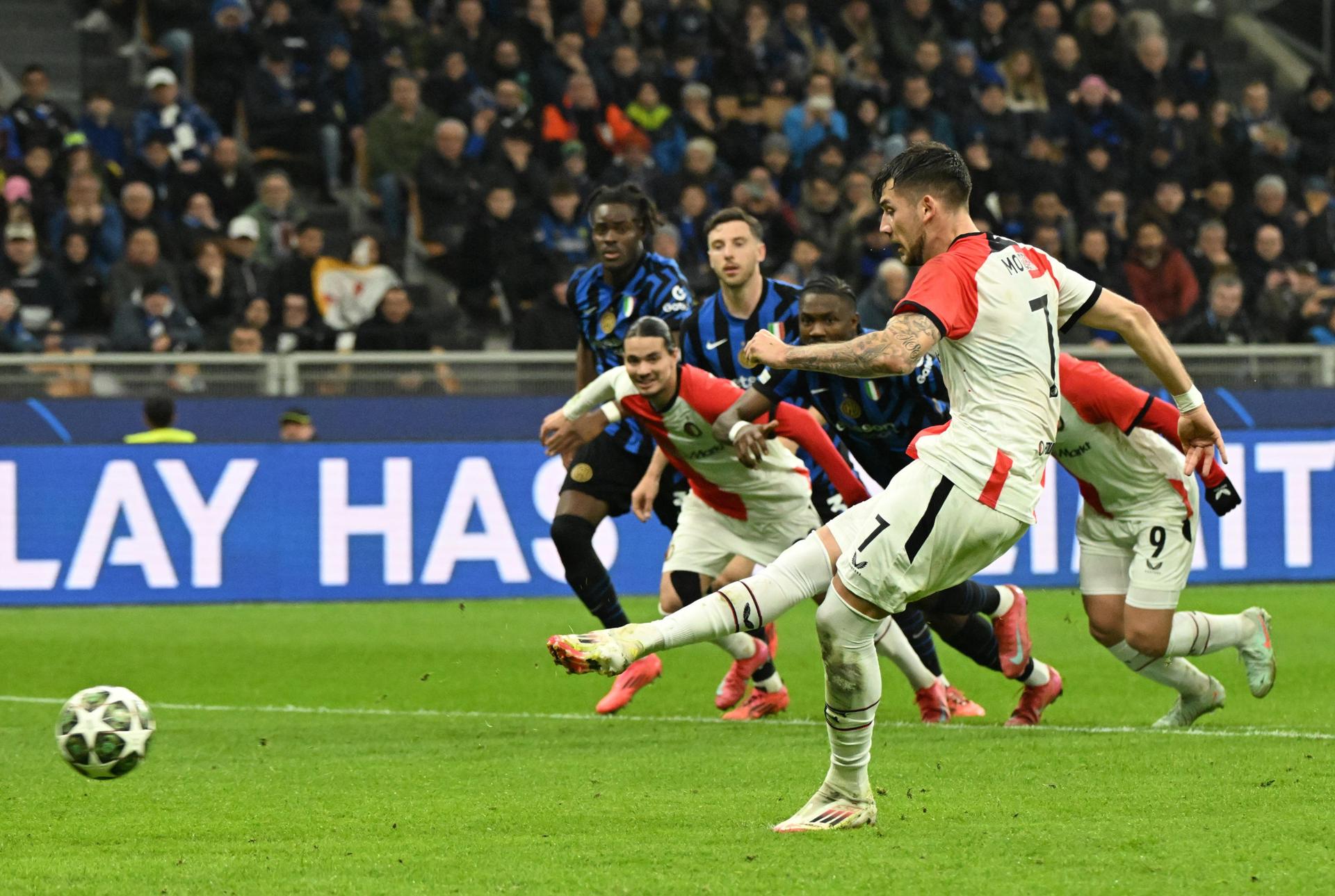El medio del Feyenoord Jakub Moder logra de penalto el 1-1 ldurante el partido de vuelta de octavos de final de la UEFA Champions League que han jugado Inter Milan y Feyenoord en el Giuseppe Meazza Stadium en Milan, Italia. EFE/EPA/DANIEL DAL ZENNARO