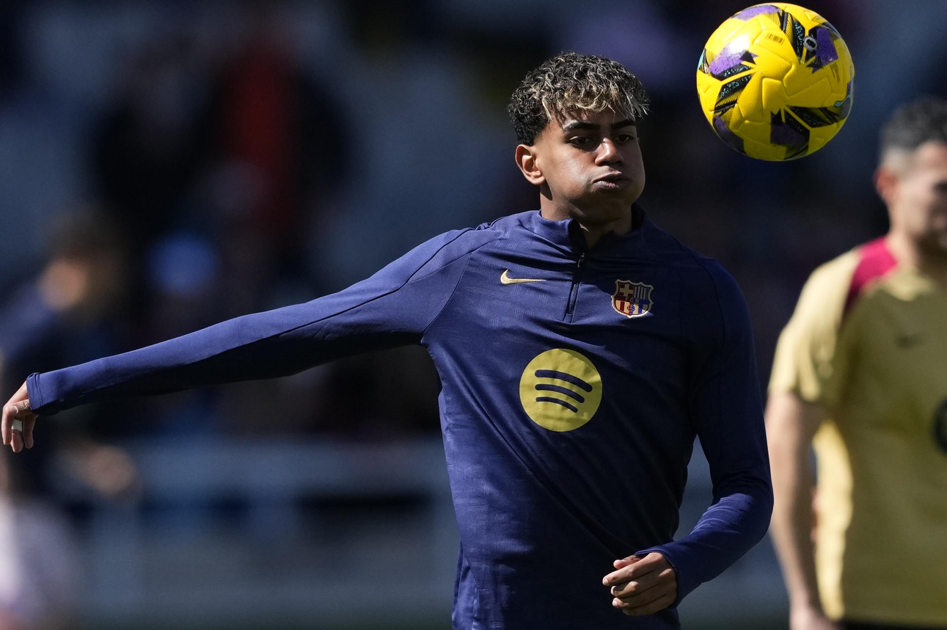 El delantero del FC Barcelona, Lamine Yamal durante el calentamiento previo al partido de la jornada 29 de LaLiga que FC Barcelona y Girona disputan este domingo en el estadio Lluis Companys de Barcelona. EFE/ Alejandro Garcia