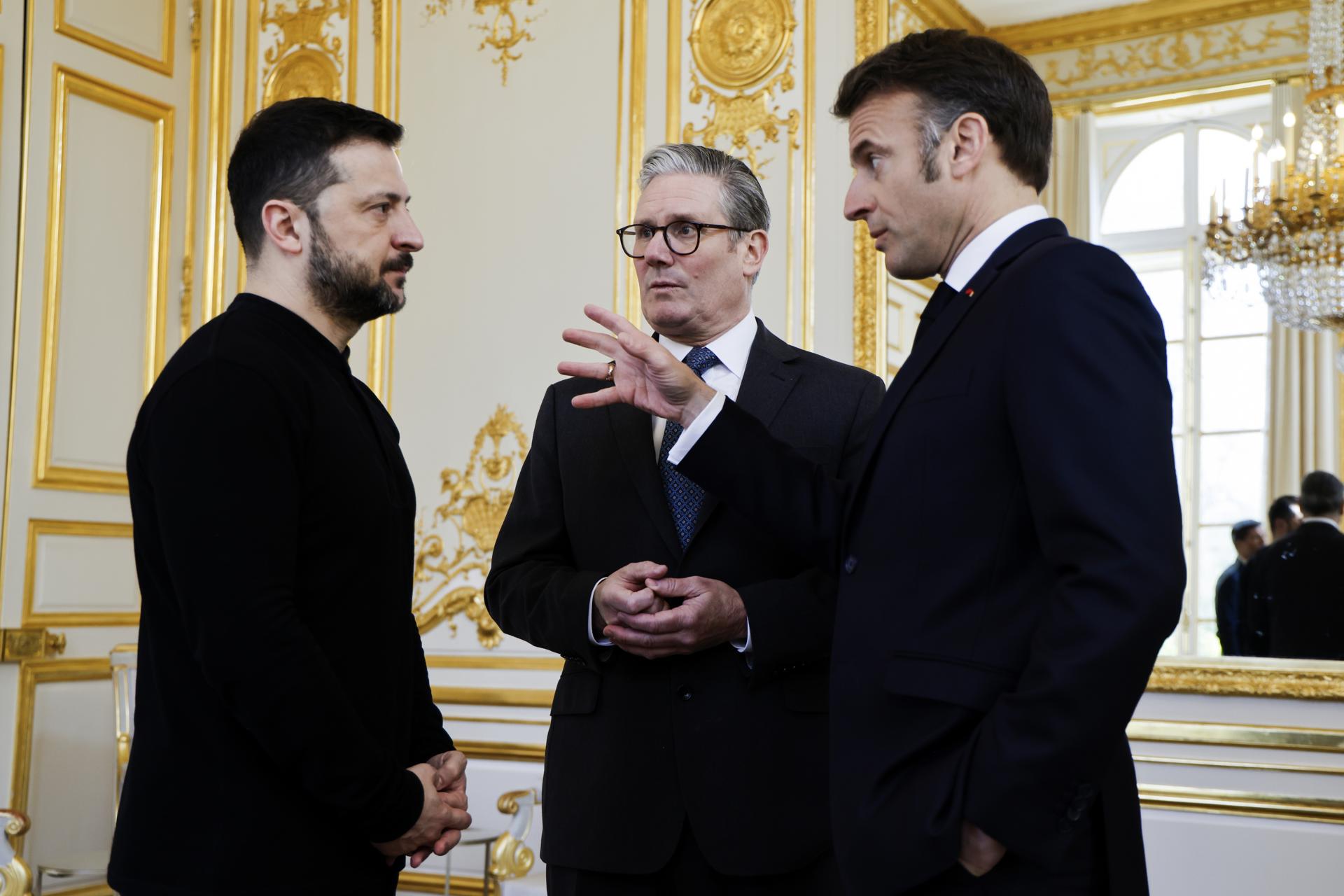 El presidente de Ucrania, Volodymyr Zelensky (I), el primer ministro británico, Keir Starmer (C), y el presidente de Francia, Emmanuel Macron, conversan durante una reunión trilateral al margen de la cumbre de la 'Coalición de los Dispuestos' en el Palacio de Elíseo en París, Francia, 27 de marzo de 2025. El presidente francés acoge el 27 de marzo a líderes europeos, incluido el presidente de Ucrania, para una cumbre destinada a fortalecer la seguridad ucraniana antes de un posible alto el fuego con Rusia. (Francia, Rusia, Ucrania, Reino Unido) EFE/EPA/LUDOVIC MARIN / POOL MAXPPP FUERA
