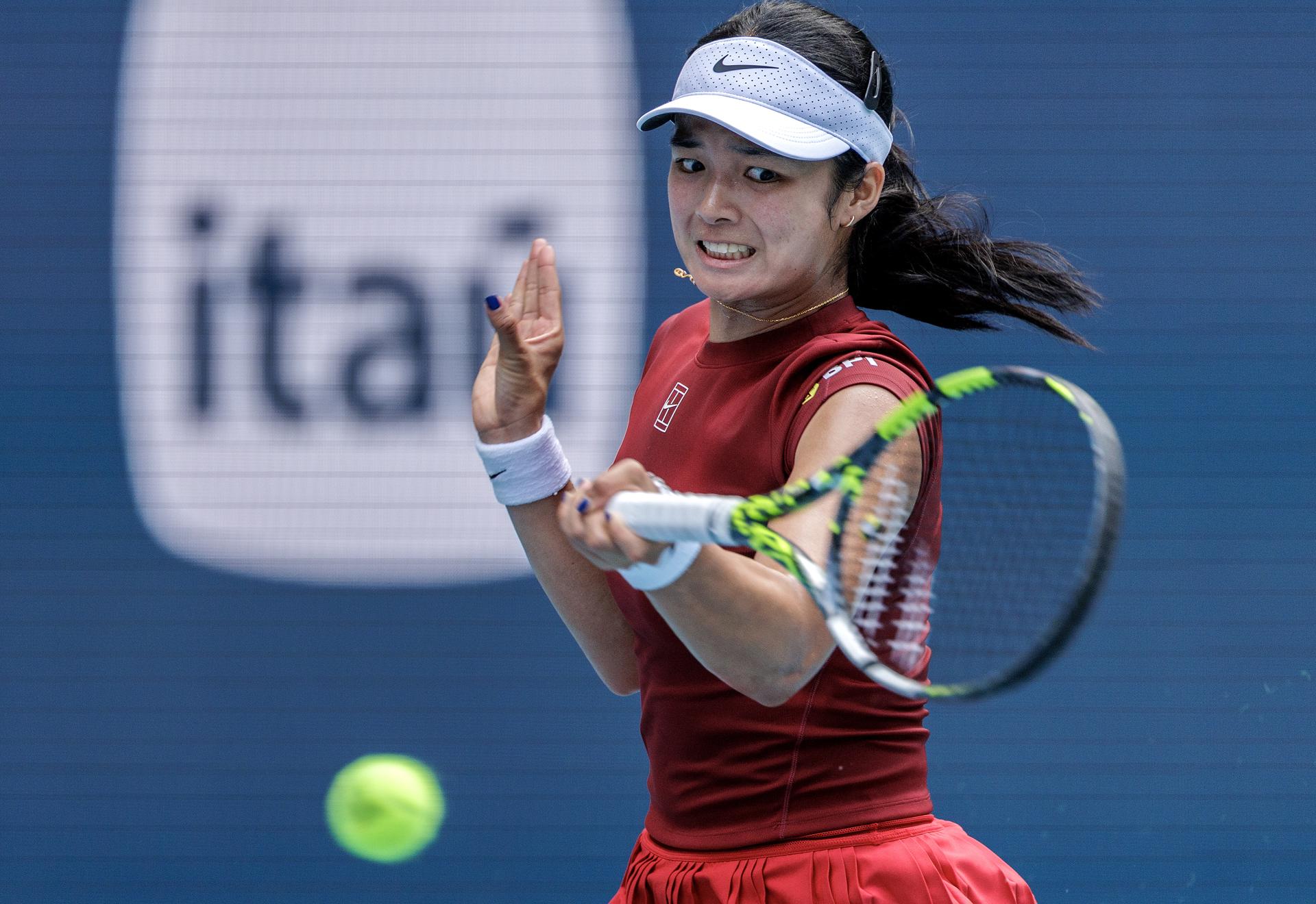 La filipina Alexandra Eala, en un momento del partido de cuartos de final que ganó a la polaca Iga Swiatek, en el Abierto de Miami. EFE/EPA/CRISTOBAL HERRERA-ULASHKEVICH