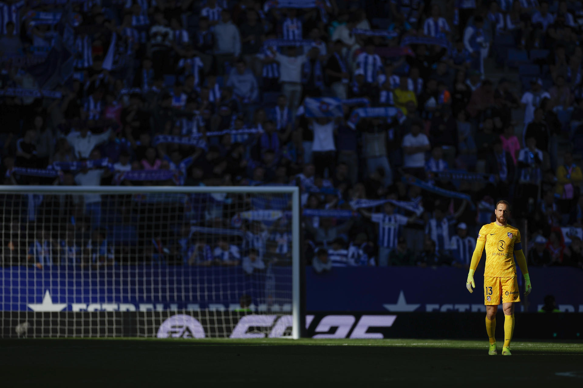 -El portero del Atlético de Madrid Jan Oblak, durante el partido de la jornada 29 de LaLiga entre el RCD Espanyol y el Atlético de Madrid, este sábado en el RCDE Stadium en Cornellá de Llobregat (Barcelona).- EFE/ Alberto Estévez