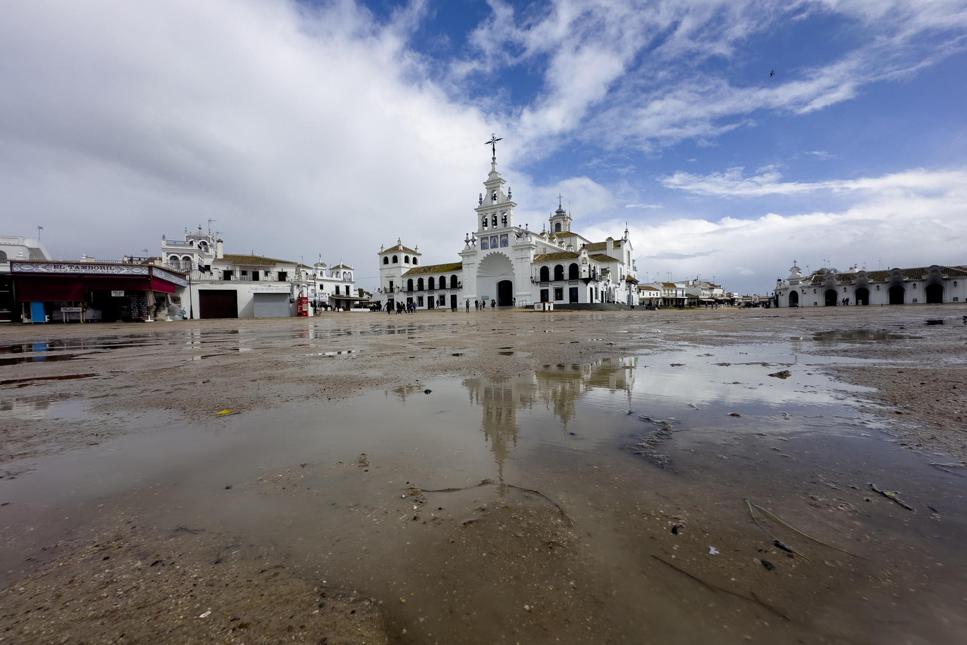 Las lluvias han provocado que el entorno de El Rocío y las marismas enseñen una imagen que hacía años que no se veían. El temporal con fuertes vientos hace que el mar esté muy revuelto, imágenes que acuden a ver curiosos en Matalascañas y que haya provocado destrozos en los pinares de Doñana, donde en diversas carreteras que atraviesas en Parque Nacional y el preparque, se pueden ver pinos caídos por el fuerte viento que azota a Huelva. EFE/David Arjona.