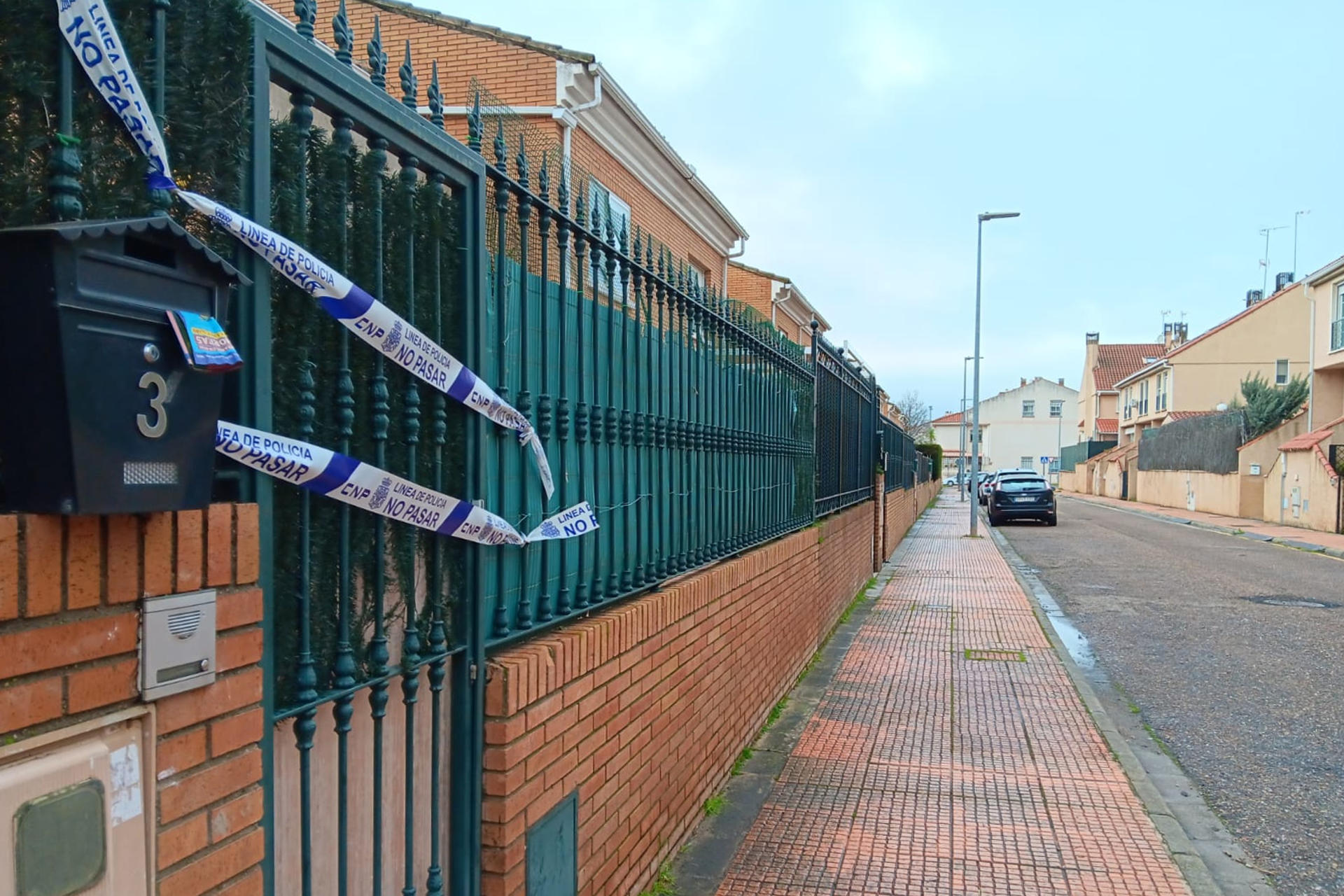 Exteriores del piso tutelado de Badajoz , ubicado en la calle Castillo de Benquerencia, donde una educadora de 35 años de un piso tutelado de Badajoz ha fallecido como consecuencia de una agresión mortal por parte de tres menores ya detenidos, este lunes en Badajoz. De la investigación de la muerte de esta educadora se ha hecho cargo el grupo primero de la brigada provincial de la Policía Judicial de Badajoz. EFE/José Luis Real.