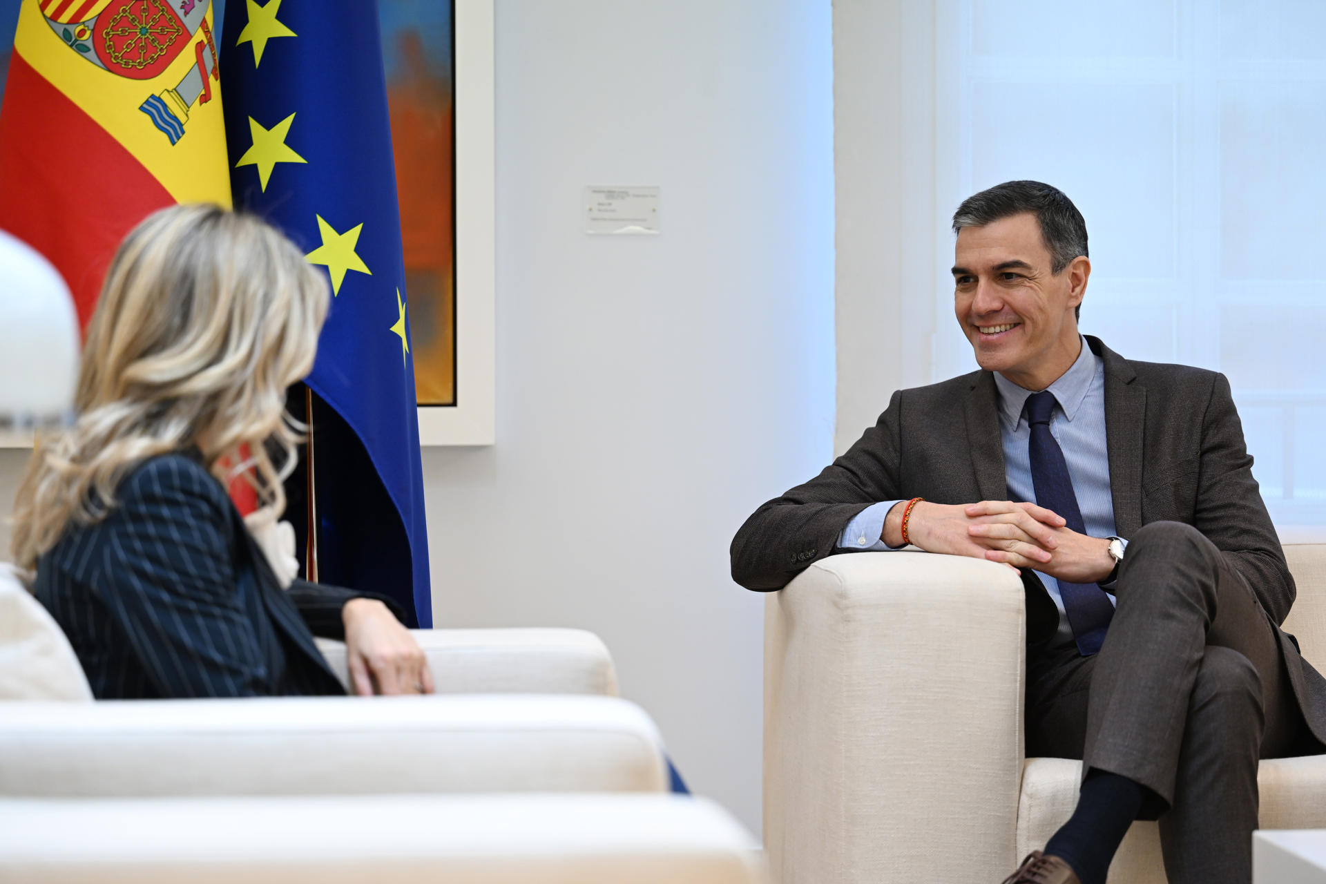 El presidente del Gobierno, Pedro Sánchez, se reúne con la vicepresidenta segunda y ministra de Trabajo y Economía Social, Yolanda Díaz, para tratar el aumento del gasto en defensa dentro de la estrategia europea ante la guerra en Ucrania y la amenaza rusa, este martes en el Complejo de la Moncloa. EFE/Moncloa/Borja Puig de la Bellacasa/SOLO USO EDITORIAL/SOLO DISPONIBLE PARA ILUSTRAR LA NOTICIA QUE ACOMPAÑA (CRÉDITO OBLIGATORIO)