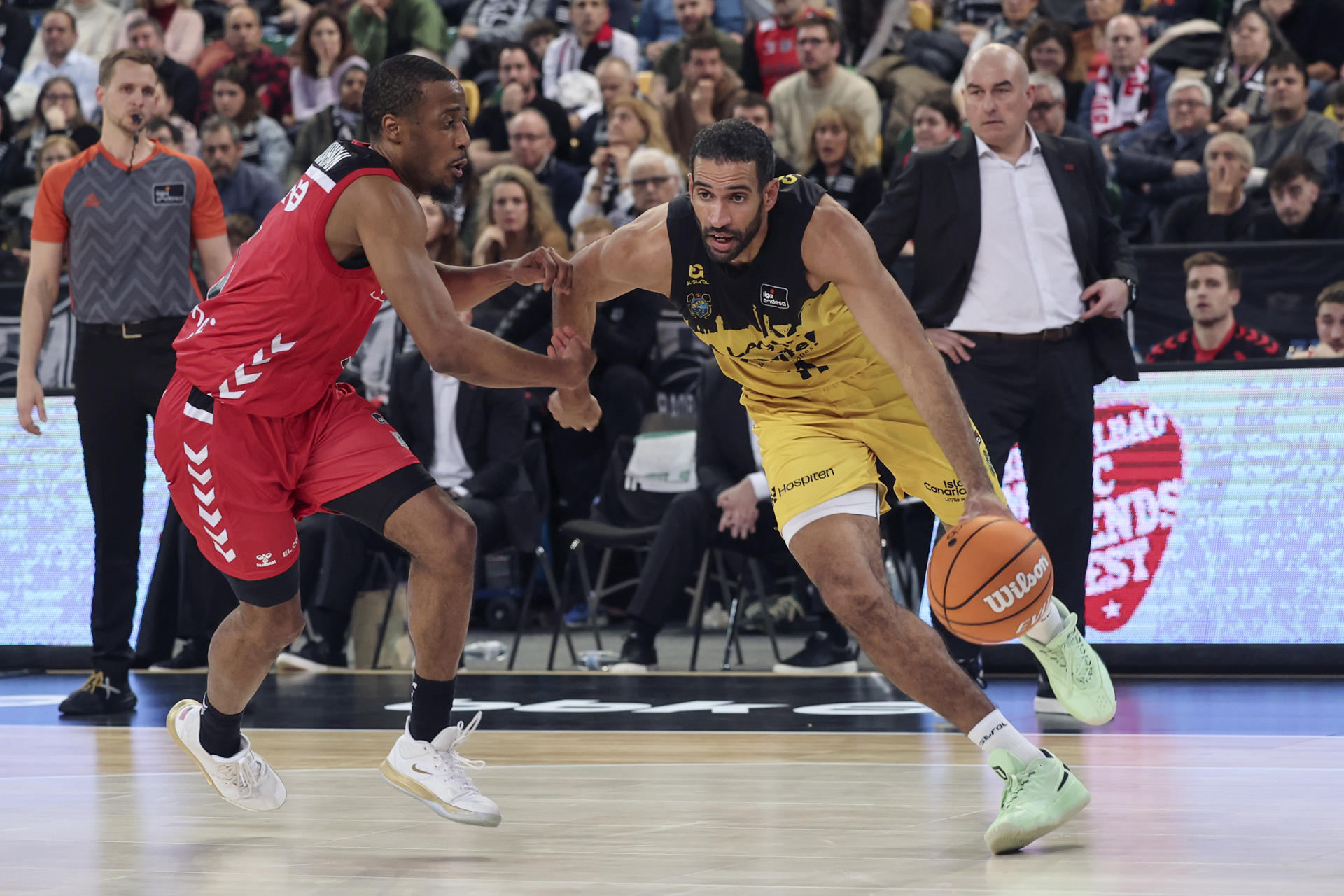 El escolta canadiense del La Laguna Tenerife Thomas Scrubb (d) supera al escolta estadounidense del Bilbao Abdur Rahkman durante el partido de Liga Endesa de baloncesto que se disputó en el Bilbao Arena. EFE/ Luis Tejido