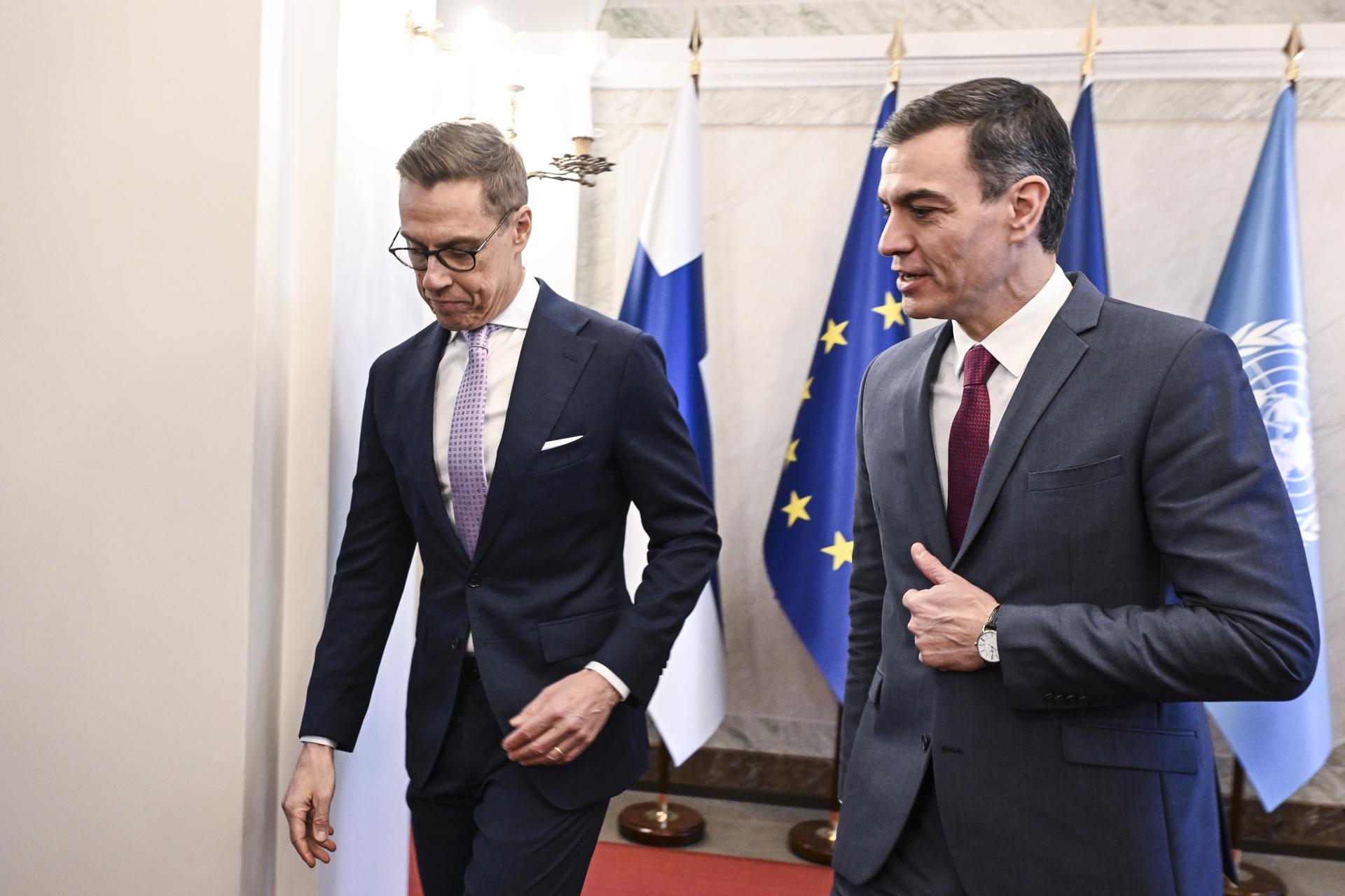 El presidente de Finlandia, Alexander Stubb (I), y el presidente del Gobierno español, Pedro Sánchez (D), durante su encuentro en Helsinki, el 12 de marzo de 2025. EFE/EPA/KIMMO BRANDT