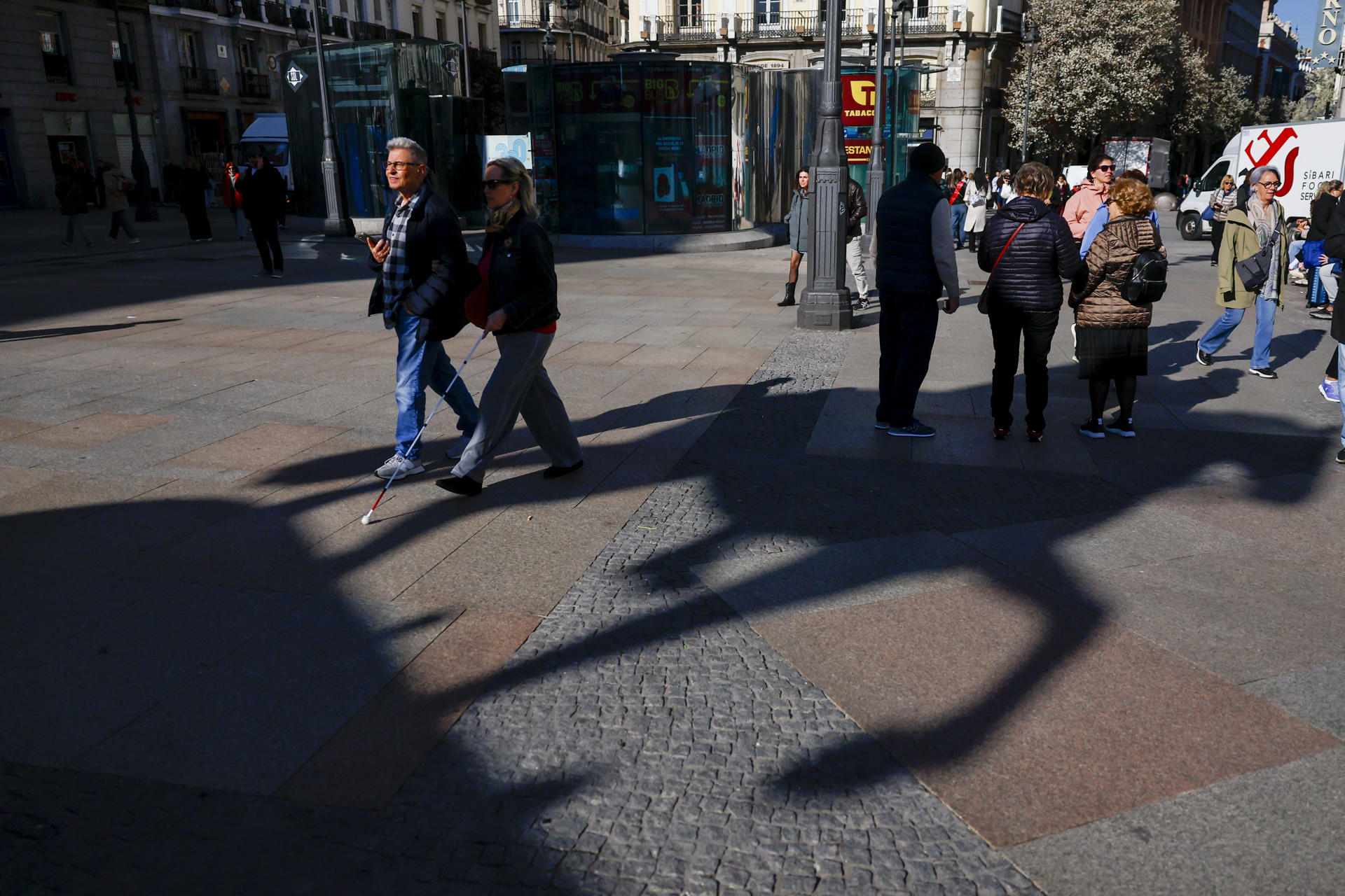 Varias personas pasean bajo el sol por el centro de la capital, este viernes.EFE/ Mariscal