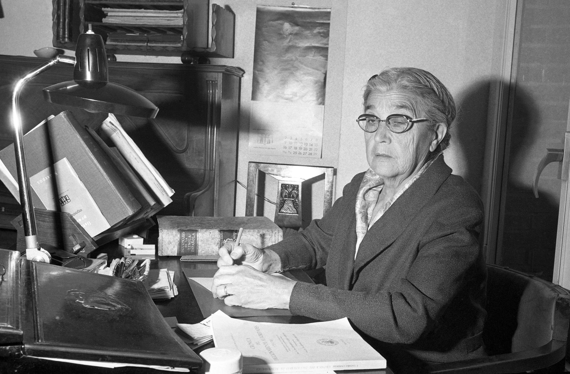 125 años del nacimiento de María Moliner, autora del ‘Diccionario de uso del español’. En la imagen, la lexicógrafa en su despacho en 1972. EFE/Archivo