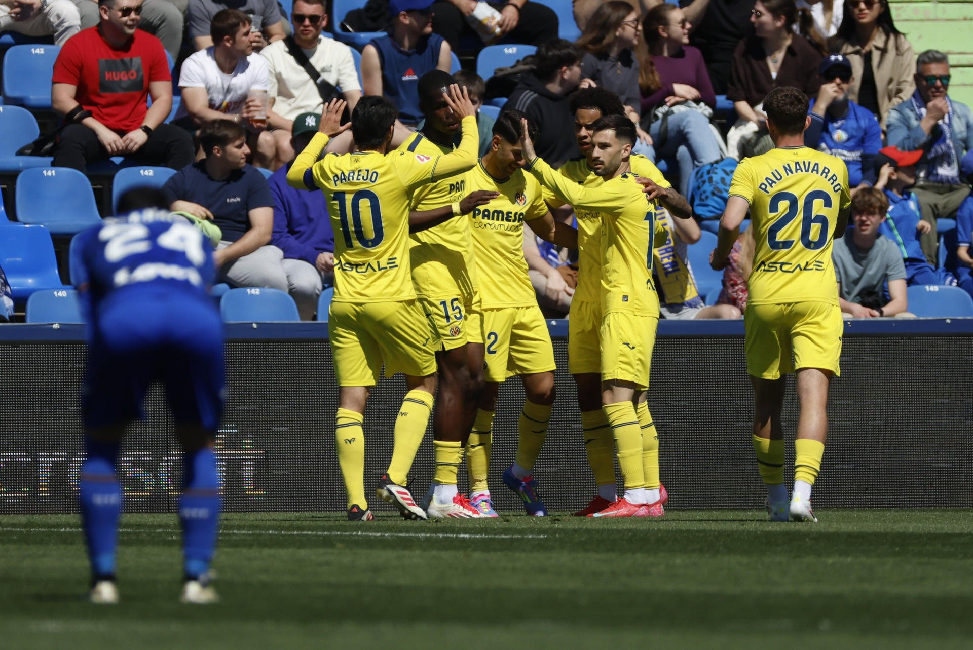 El delantero del Villarreal Ayoze Pérez Gutiérrez (c) celebra el gol marcado ante el Getafe durante el partido de la jornada 29 de LaLiga disputado este domingo entre el Getafe y el Villarreal en el estadio Coliseum. EFE/Mariscal