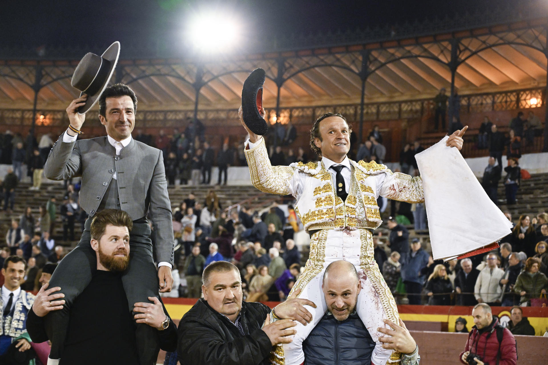 El diestro Antonio Ferrera (d) sale a hombros este domingo, tras la corrida de la Feria de la Magdalena 2025, en Castellón (Comunidad Valenciana). EFE/ Andreu Esteban