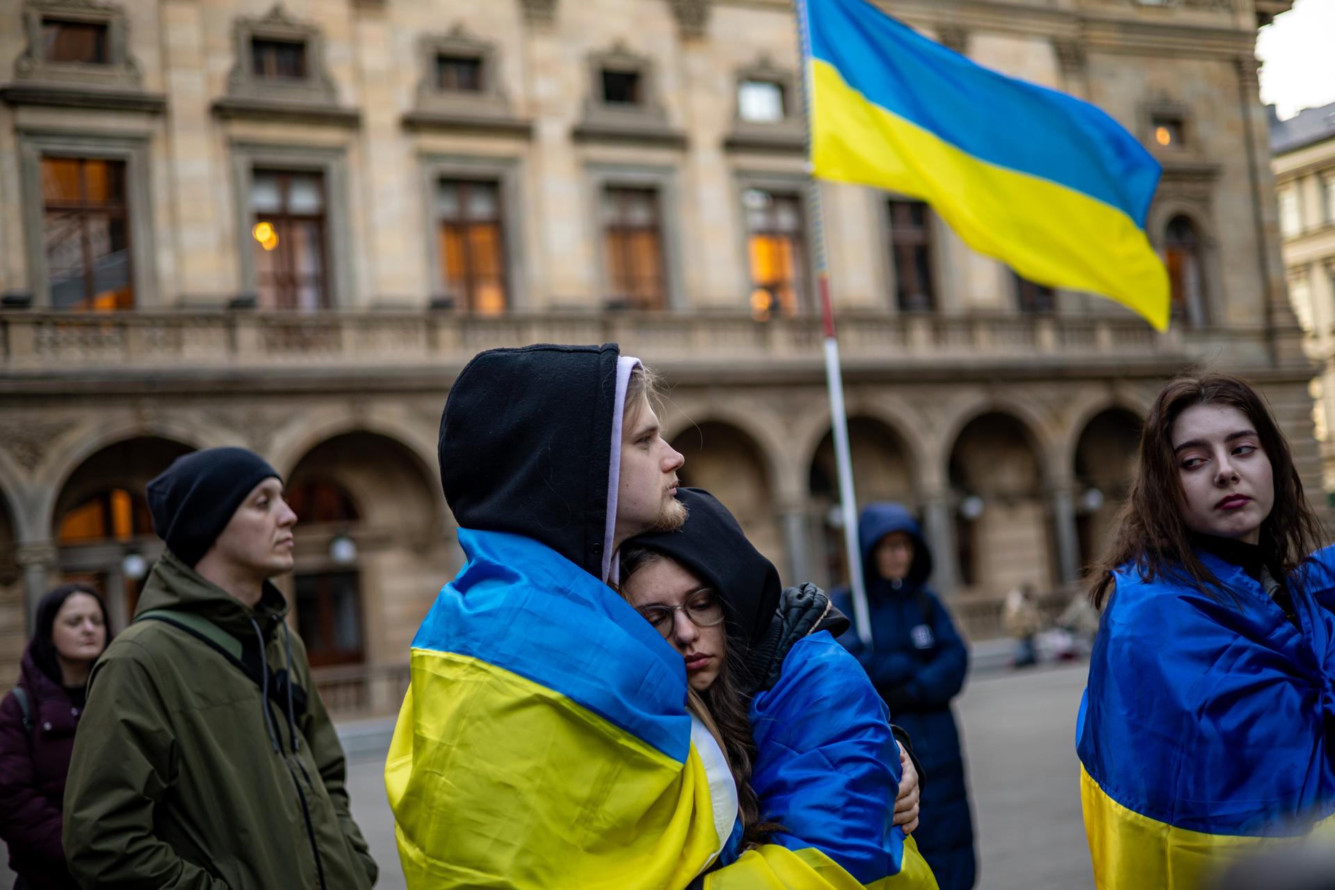 Personas asisten a una manifestación conmemorativa del inicio de la guerra entre Ucrania y Rusia, en una fotografía de archivo. EFE/MARTIN DIVISEK