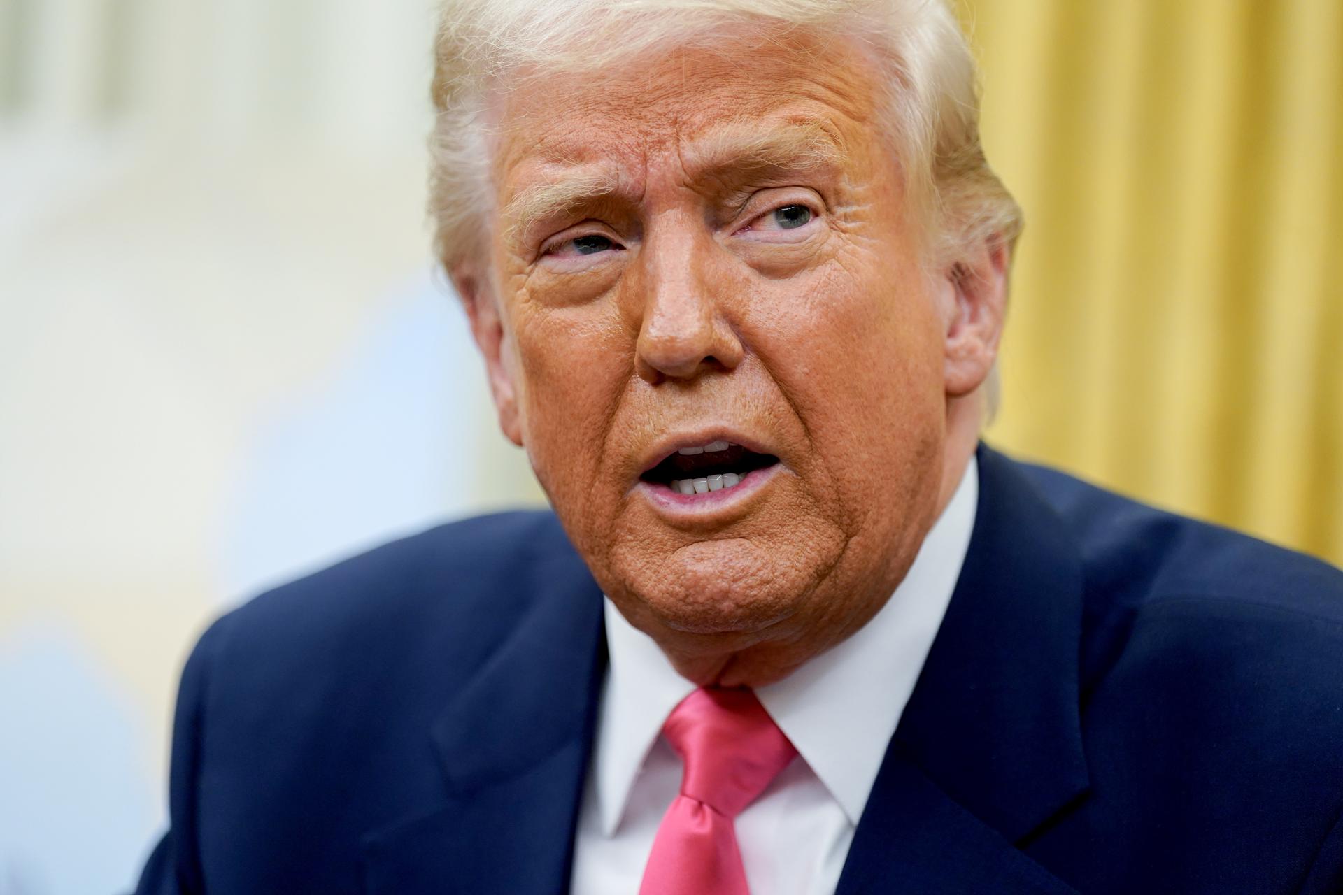 El presidente estadounidense Donald Trump habla antes de firmar una orden ejecutiva en la Oficina Oval de la Casa Blanca en Washington, DC, Estados Unidos, 06 de marzo de 2025. EFE/AL DRAGO / POOL