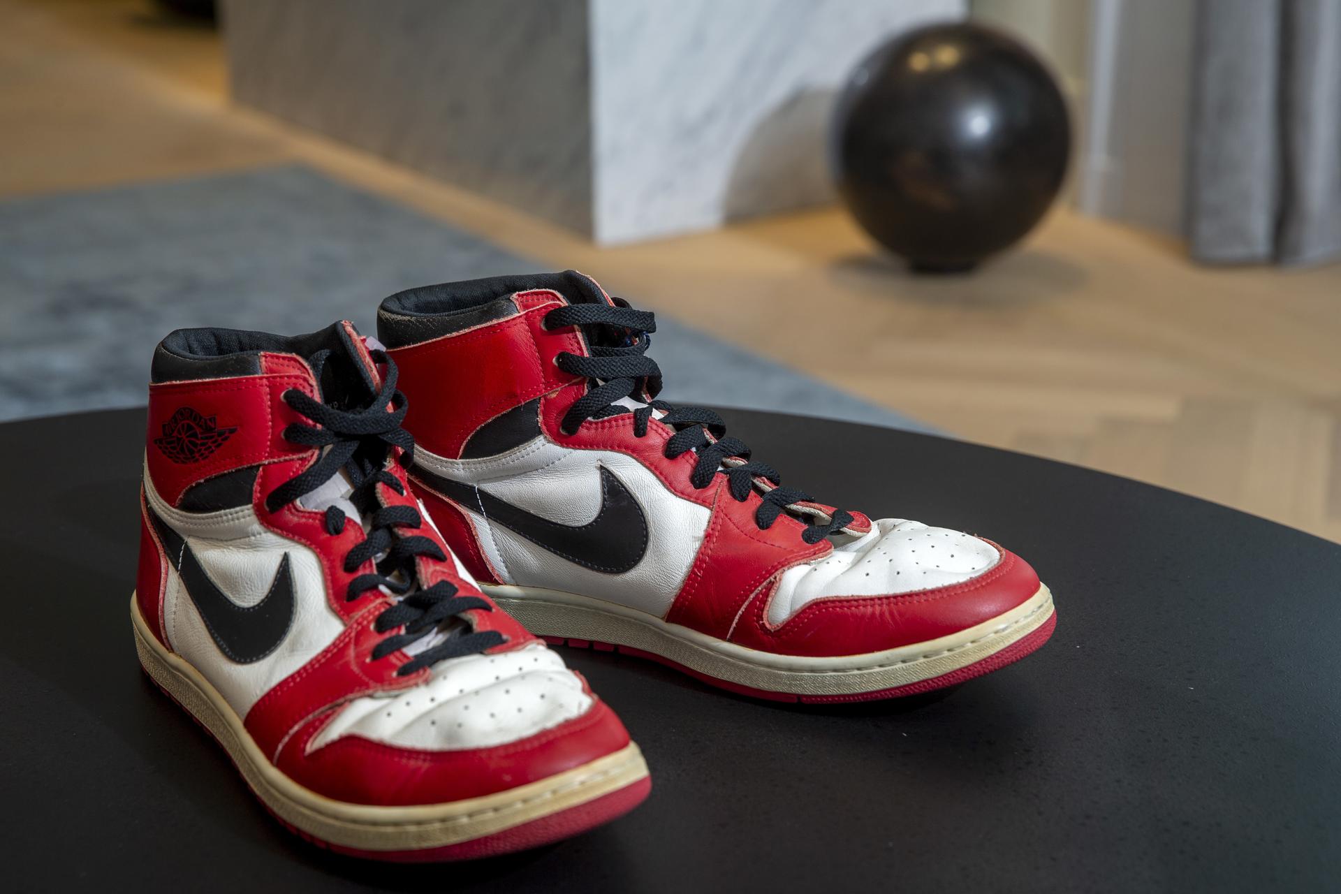 Las zapatillas que lo cambiaron todo. Un mito construido a partir de una multa de la NBA. Michael Jordan inició su imperio de negocios. Las Air Jordan de Nike cumplen 40 años.En la imagen de archivo, subasta de las zapatillas en Sotheby´s en Ginebra. EFE/SALVATORE DI NOLFI