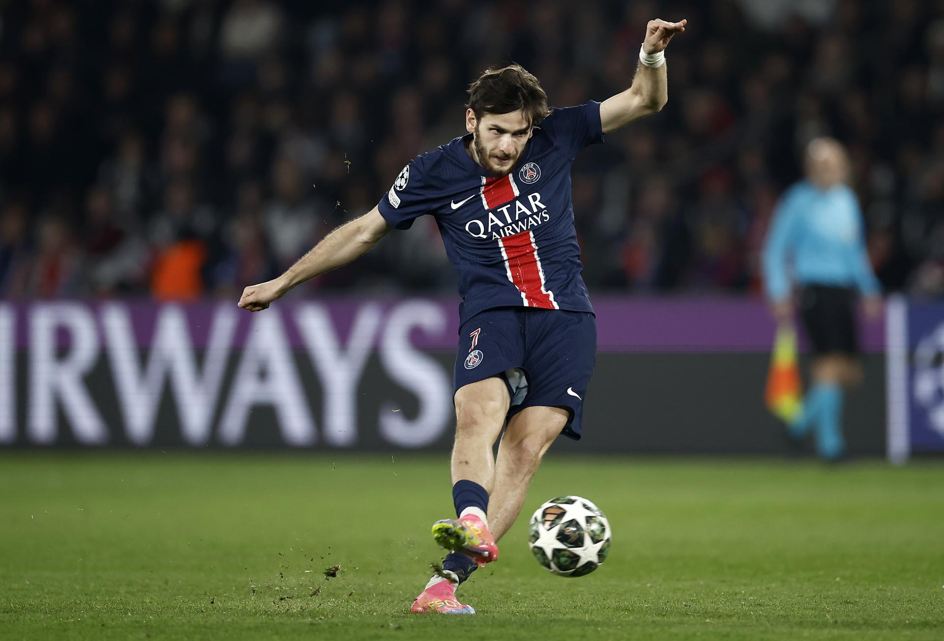 El jugador del PSG Khvicha Kvaratskhelia disapra a puerta durante el partido de ida de octavos de final de la UEFA Champions League jugado en el Parque de los Príncipes. EFE/EPA/YOAN VALAT