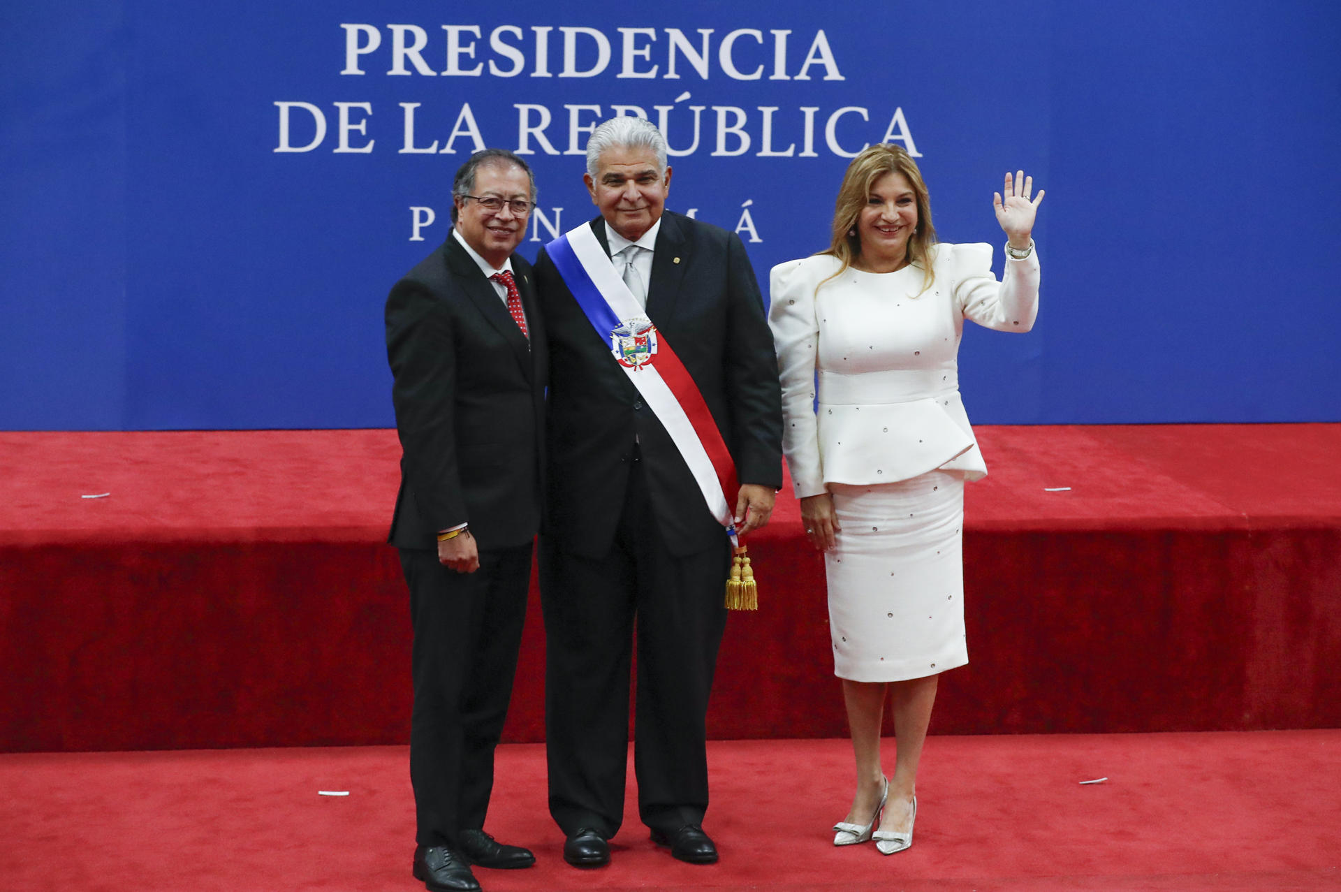 Fotografía de archivo del presidente de Panamá, José Raúl Mulino (c), y su esposa, Maricel Cohen (d), junto al mandatario de Colombia, Gustavo Petro. EFE/ Bienvenido Velasco