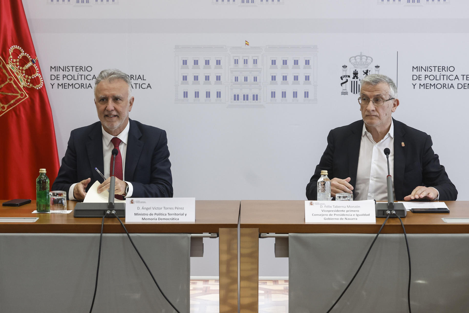 El ministro de Política Territorial y Memoria Democrática, Ángel Víctor Torres (i), y el vicepresidente primero y consejero de Presidencia e Igualdad de Navarra, Félix Taberna, durante la reunión sobre el traspaso de competencias en materia de Tráfico a Navarra de la comisión mixta de la Junta de Transferencias, este martes, en el Ministerio de Política Territorial en Madrid. EFE/ Juan Carlos Hidalgo