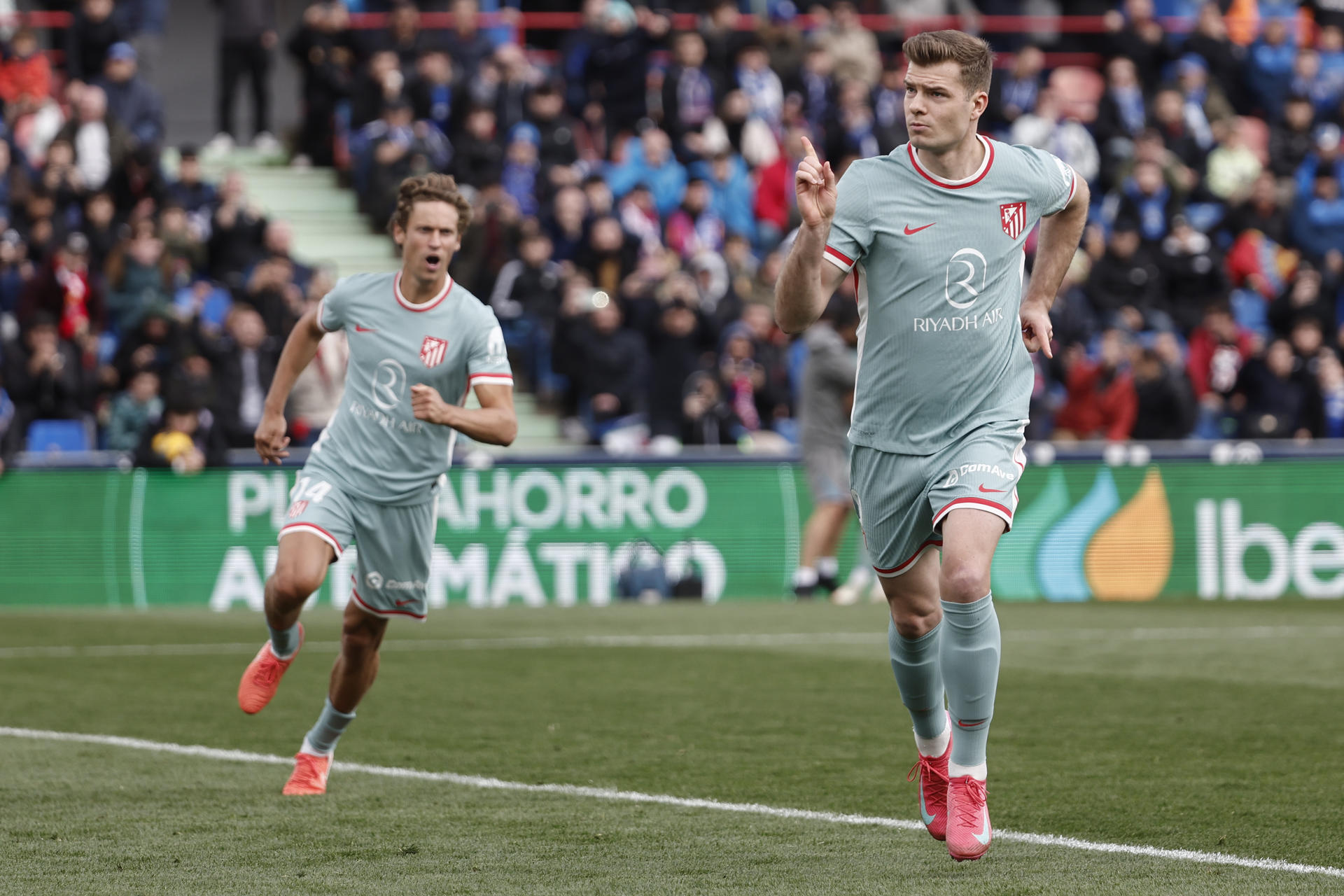 El delantero noruego del Atlético de Madrid Alexander Sorloth celebra su gol contra el Getafe, durante el partido de la jornada 27 de LaLiga EA Sports que disputaron en el estadio Colisum de Getafe. EFE/Sergio Peréz