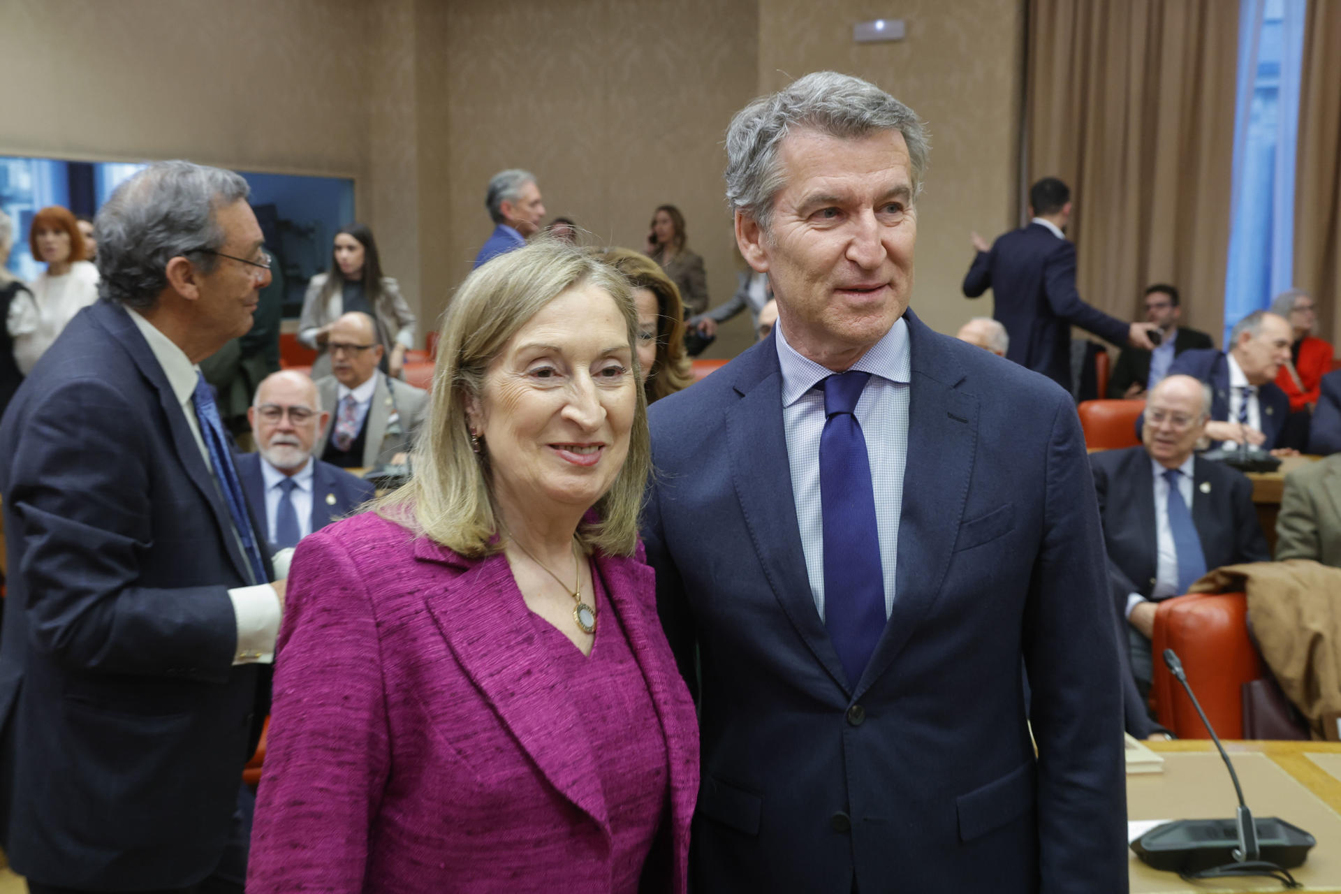 El líder del PP, Alberto Nuñez-Feijóo, posa junto a Ana Pastor durante la presentación en el Congreso. EFE/Zipi Aragón