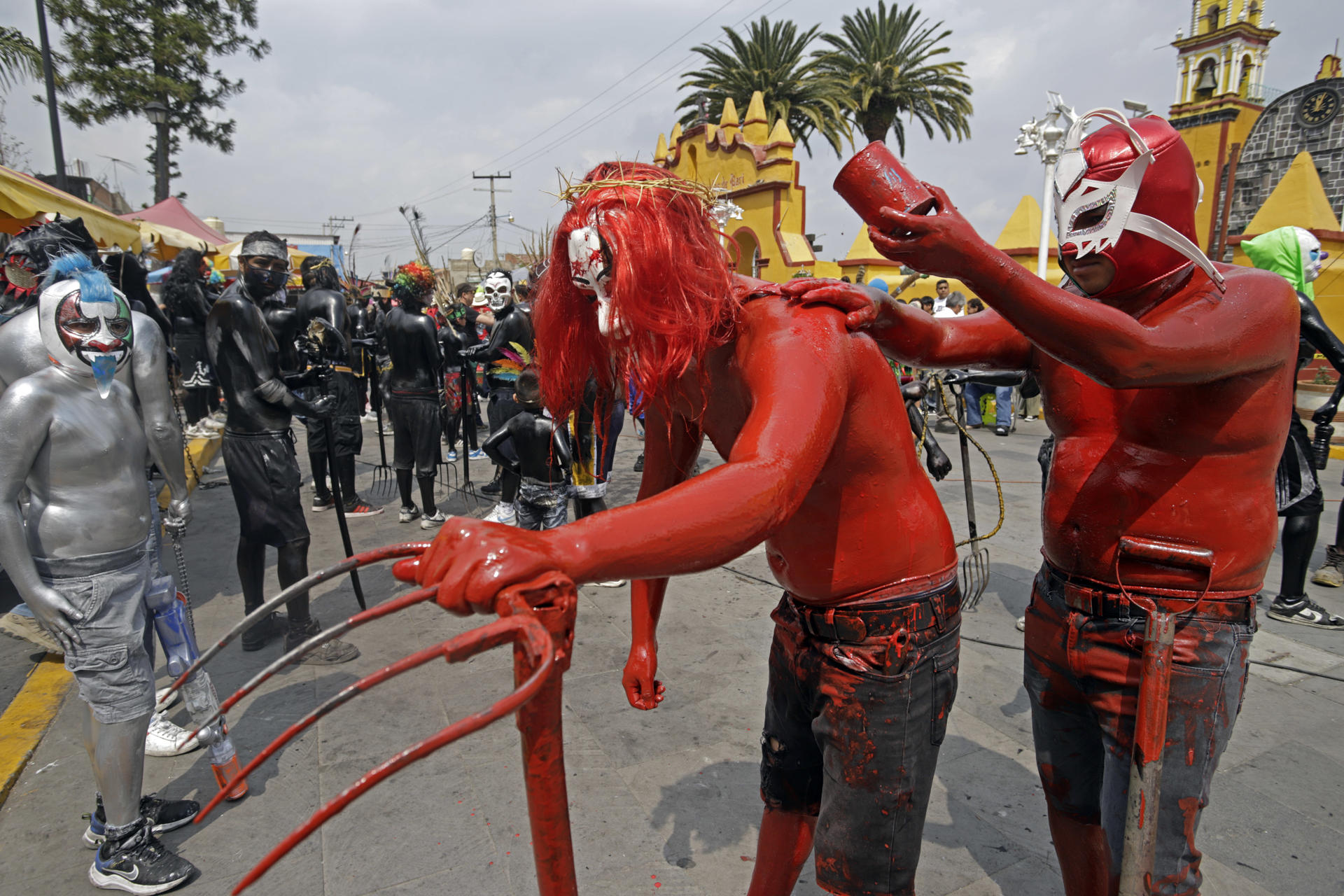 Jóvenes participan en el Carnaval de Xinacates este martes, por calles de la localidad de San Nicolás de los Ranchos, en Puebla (México). EFE/ Hilda Ríos