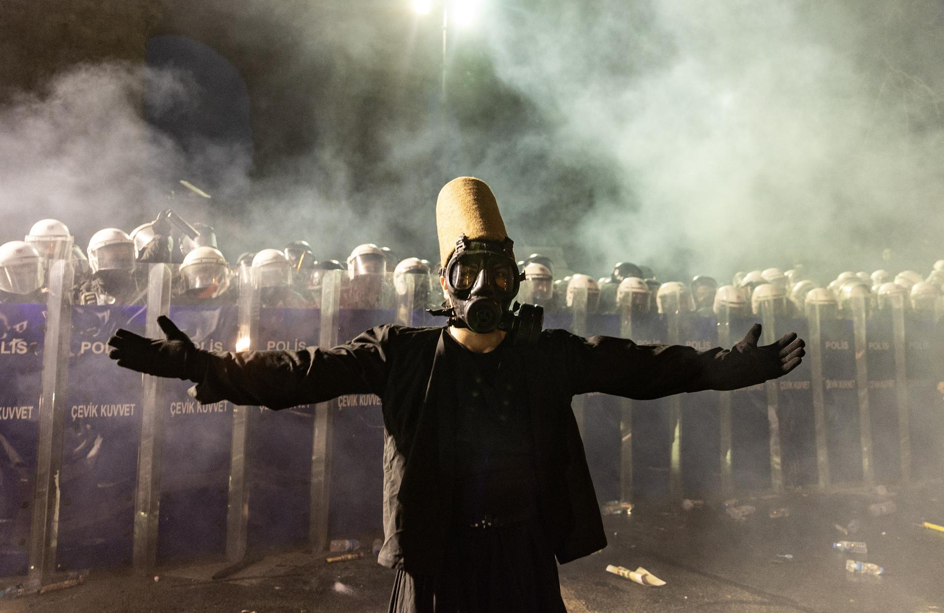 Un manifestante vestido con un traje de derviche giratorio realiza una actuación frente a las barricadas de la policía antidisturbios turca mientras intenta marchar hacia la Plaza Taksim desde la sede del municipio de Estambul durante una protesta contra la detención del alcalde de Estambul, Ekrem Imamoglu, en Estambul, Turquía, 23 de marzo de 2025. El alcalde de Estambul, Ekrem İmamoğlu, del Partido Republicano del Pueblo (CHP), fue encarcelado y despedido por el Ministerio del Interior turco el 23 de marzo por cargos de corrupción, tras su detención el 19 de marzo junto con otras 100 personas. (Protestas, Turquía, Estambul) EFE/EPA/ERDEM SAHIN