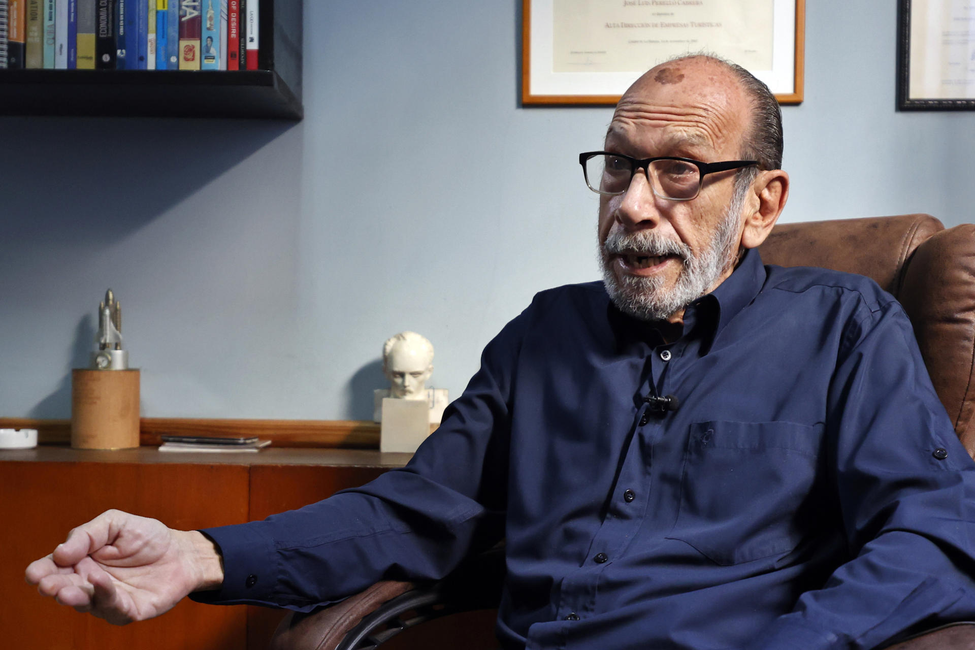 Fotografía del 5 de marzo del experto en turismo dentro y fuera de Cuba, José Luis Perelló, hablando durante una entrevista con EFE, en la Habana (Cuba). EFE/ Ernesto Mastrascusa