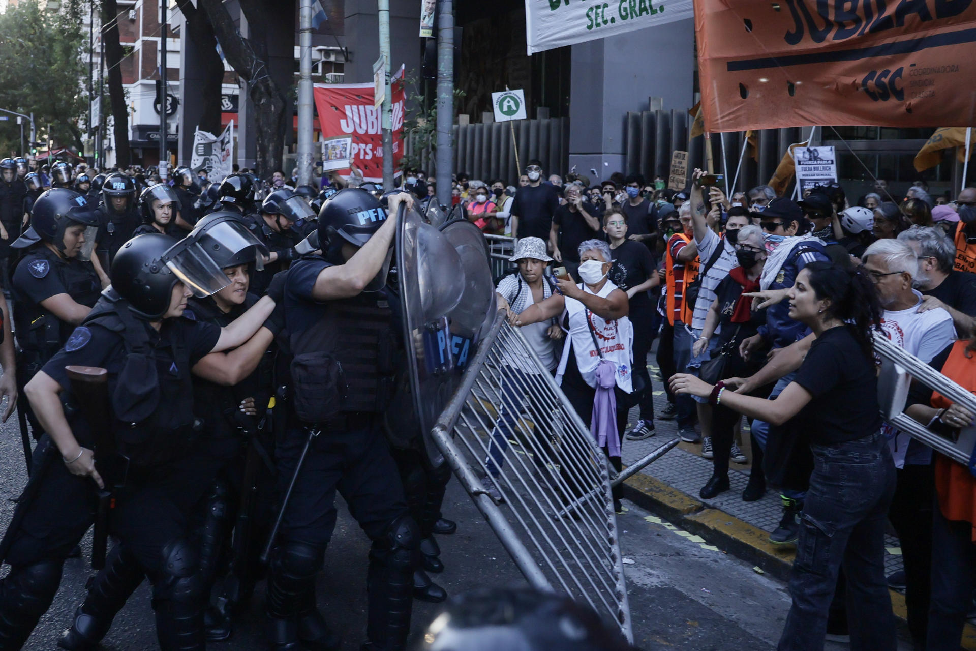 Personas se enfrentan a la policía durante una marcha de jubilados frente al Congreso este miércoles, en Buenos Aires (Argentina). EFE/ STR