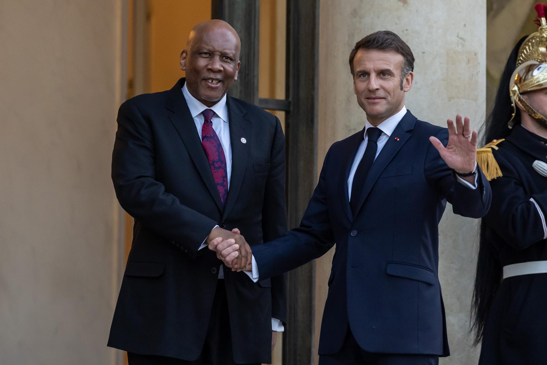 El presidente francés Emmanuel Macron (D) da la bienvenida al rey de Lesoto Letsie III (I) en el palacio del Elíseo en París, Francia, 27 de marzo de 2025. Francia EFE/EPA/CHRISTOPHE PETIT TESSON