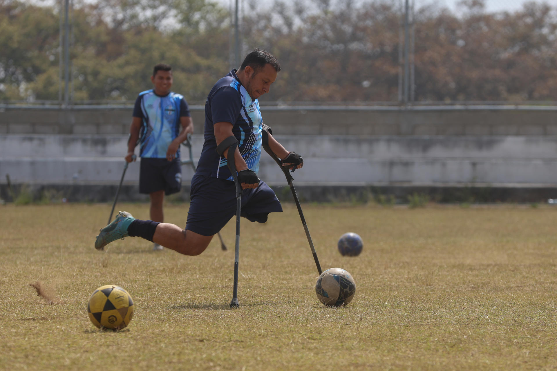 Un integrante de la selección de fútbol de Guatemala para amputados participa en un entrenamiento. EFE/Mariano Macz