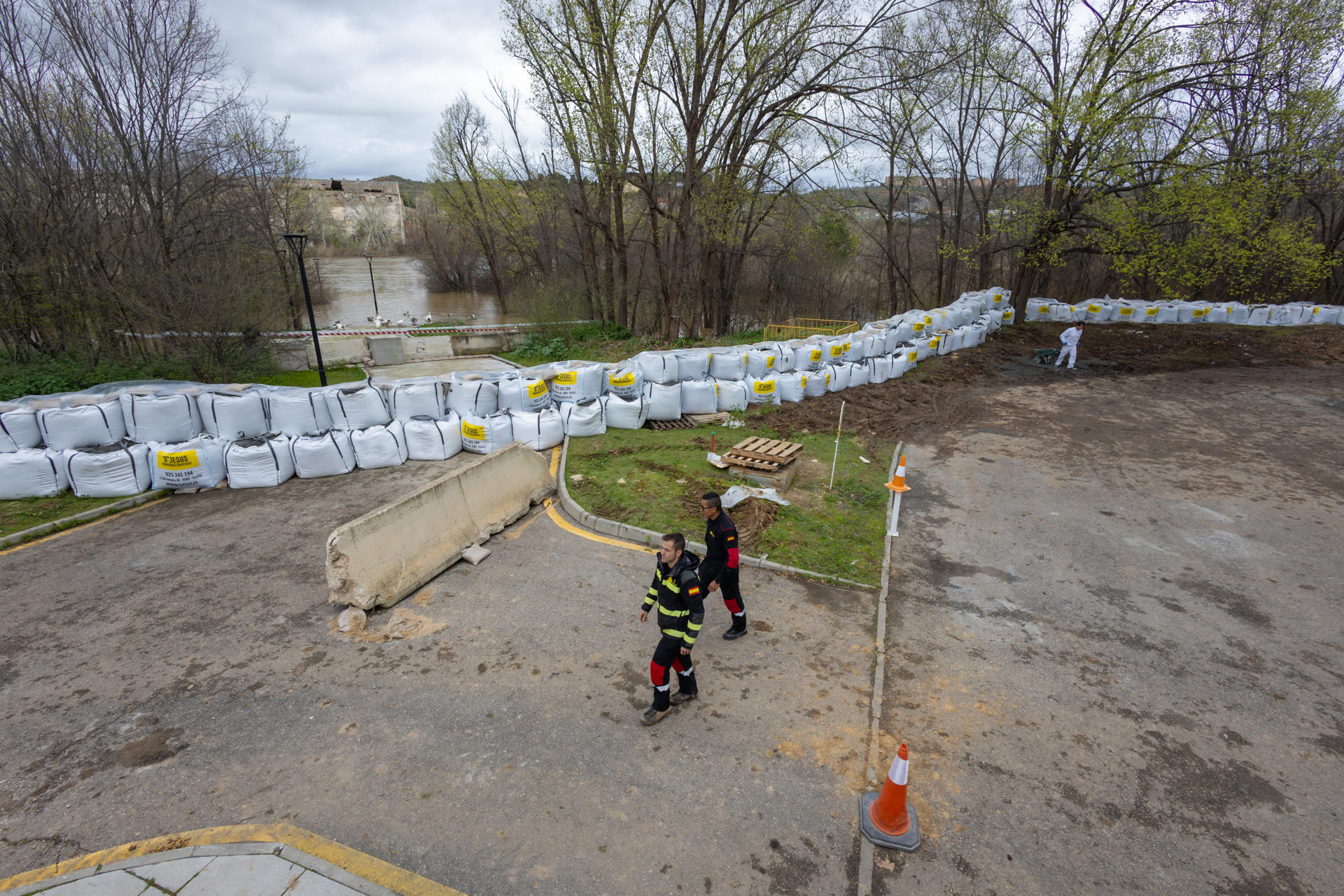 Dique de unos 300 metros que la Unidad Militar de Emergencias (UME) ha construído en las inmediaciones del Hospital Nacional de Parapléjicos en Toledo, tras el aumento del nivel del Tajo.EFE/ Ángeles Visdómine