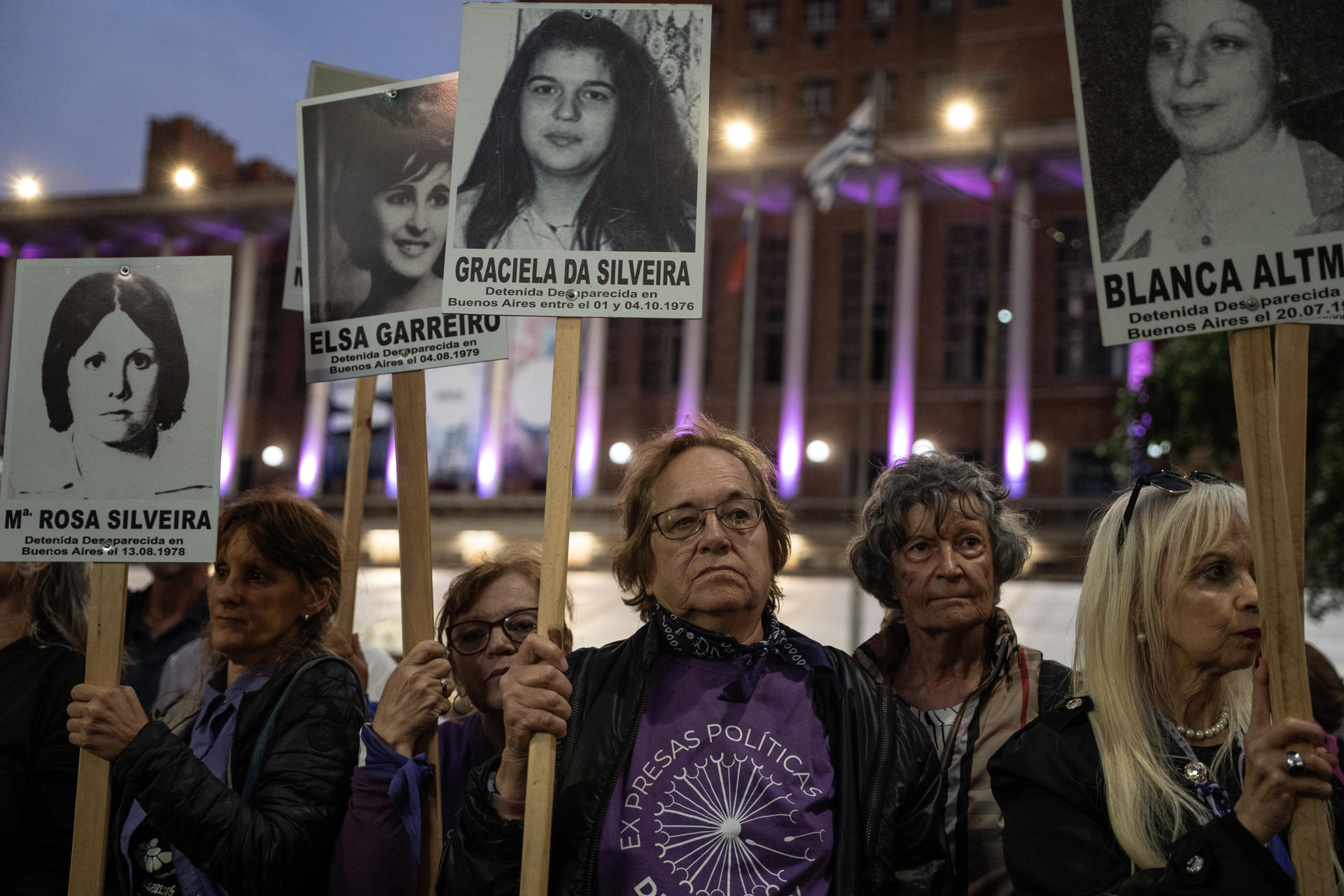 Mujeres participan en una marcha en el marco del Día Internacional de la Mujer este sábado, en Montevideo (Uruguay). EFE/Meri Parrado