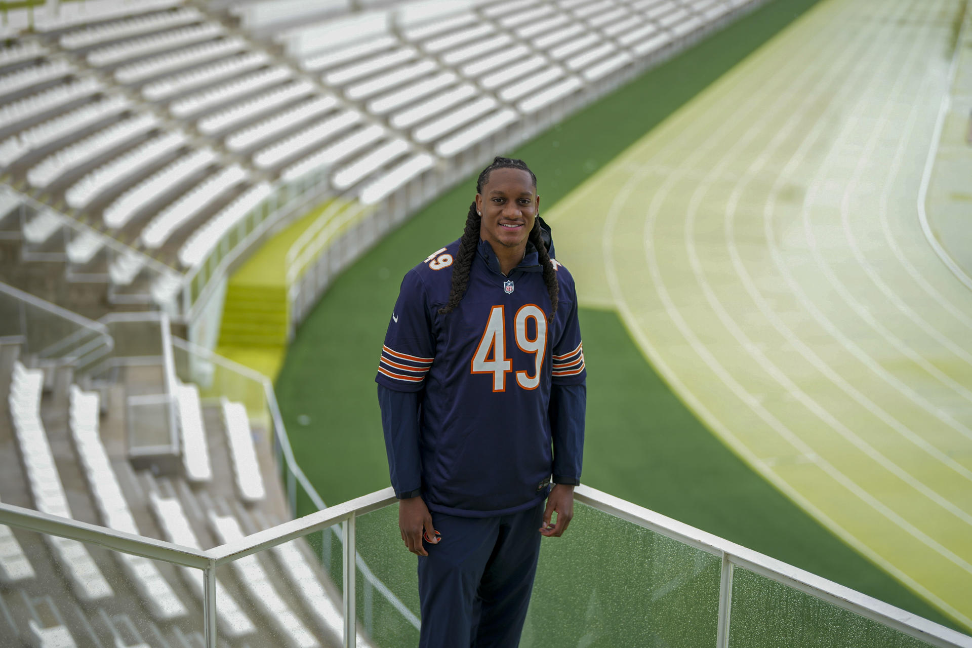 Tremaine Edmunds, linebacker de los Chicago Bears (Danville, Virgina, Estados Unidos, 1998), acaba de aterrizar en España para contar su experiencia en Madrid, Barcelona y Valencia dentro de los 'Mini Monsters Clinics', una serie de entrenamientos gratuitos de 'flag football' impulsados por la franquicia a la que pertenece. EFE/ Borja Sanchez-Trillo