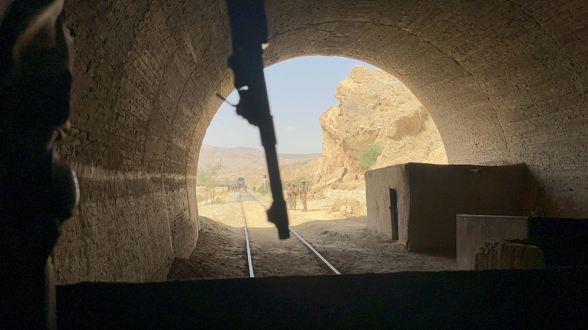 Un oficial de seguridad armado paquistaní hace guardia durante una inspección del lugar donde un tren fue secuestrado por presuntos militantes, en Sibi, Pakistán, 15 de marzo de 2025. EFE/STRINGER