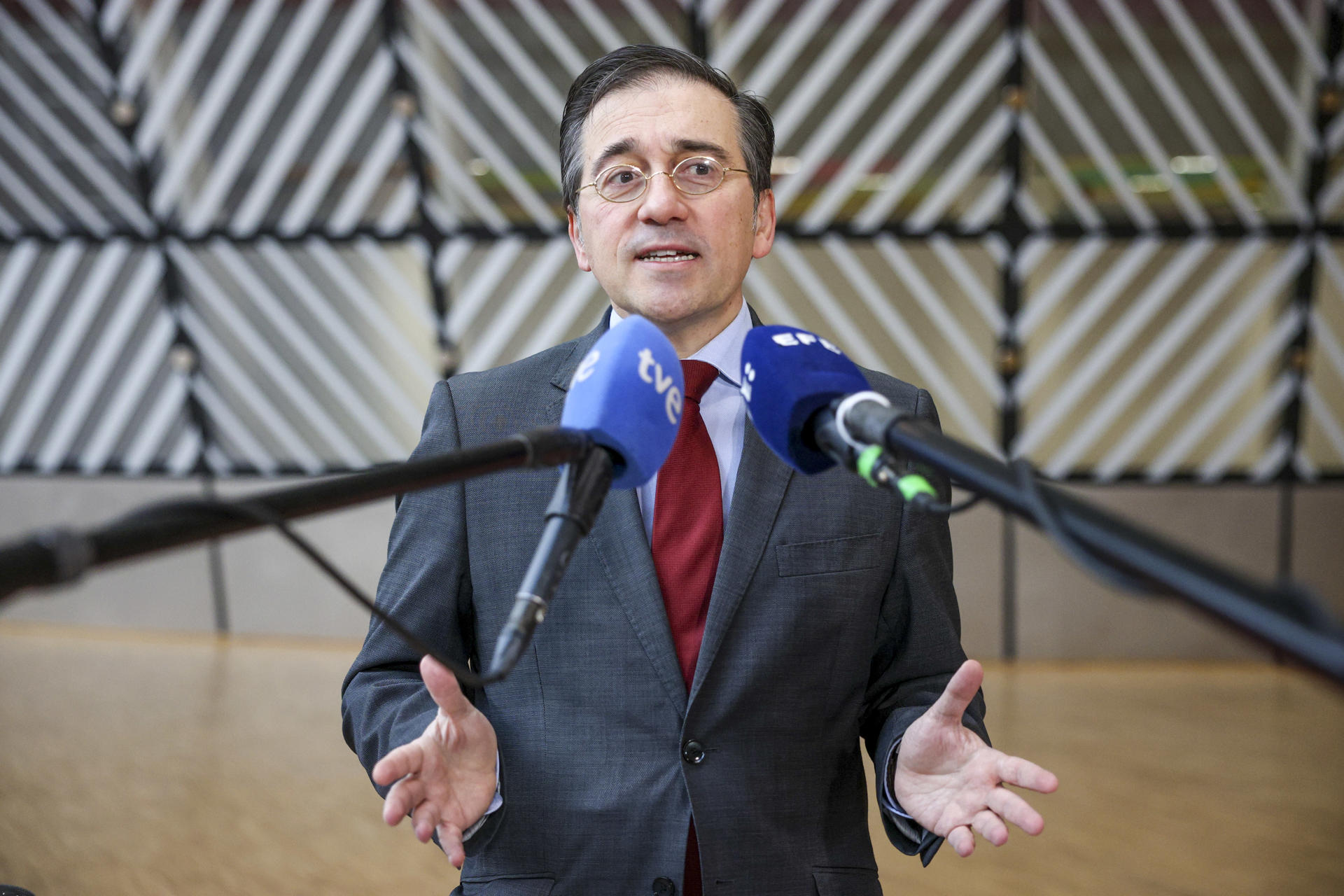 El ministro de Exteriores español, Jose Manuel Albares, a su llegada a la reunión de ministros de Exteriores de la Unión Europea (UE) en la que se tratarán los últimos acontecimientos en torno a la guerra en Ucrania. EFE/ Pablo Garrigós
