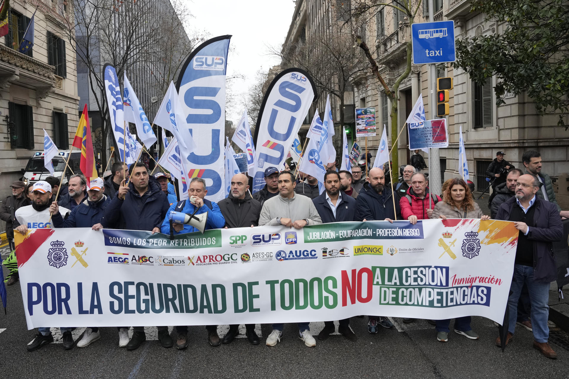El presidente del PP del Ayuntamiento de Barcelona, Daniel Sirera (2i); el secretario general de Vox en el Parlamento de Cataluña, Ignacio Garriga (5d); y el presidente del PPC, Alejandro Fernández (d), se sumaron a las asociaciones y sindicatos de la Guardia Civil y la Policía Nacional que convocaron este mediodía en Barcelona una concentración ante la Delegación del Gobierno en Cataluña en protesta por el acuerdo entre PSOE y Junts que permite a los Mossos d'Esquadra asumir competencias en control de la inmigración. EFE/Alejandro García