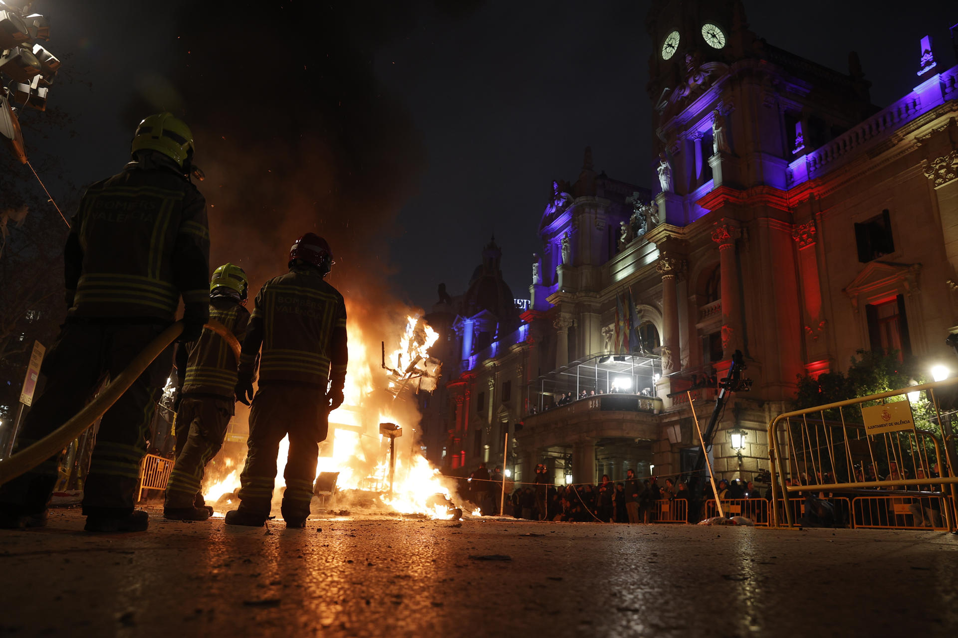 Efectivos del cuerpo de bomberos supervisan la cremà de la falla infantil, este miércoles durante las Fallas de Valencia. EFE/Manuel Bruque