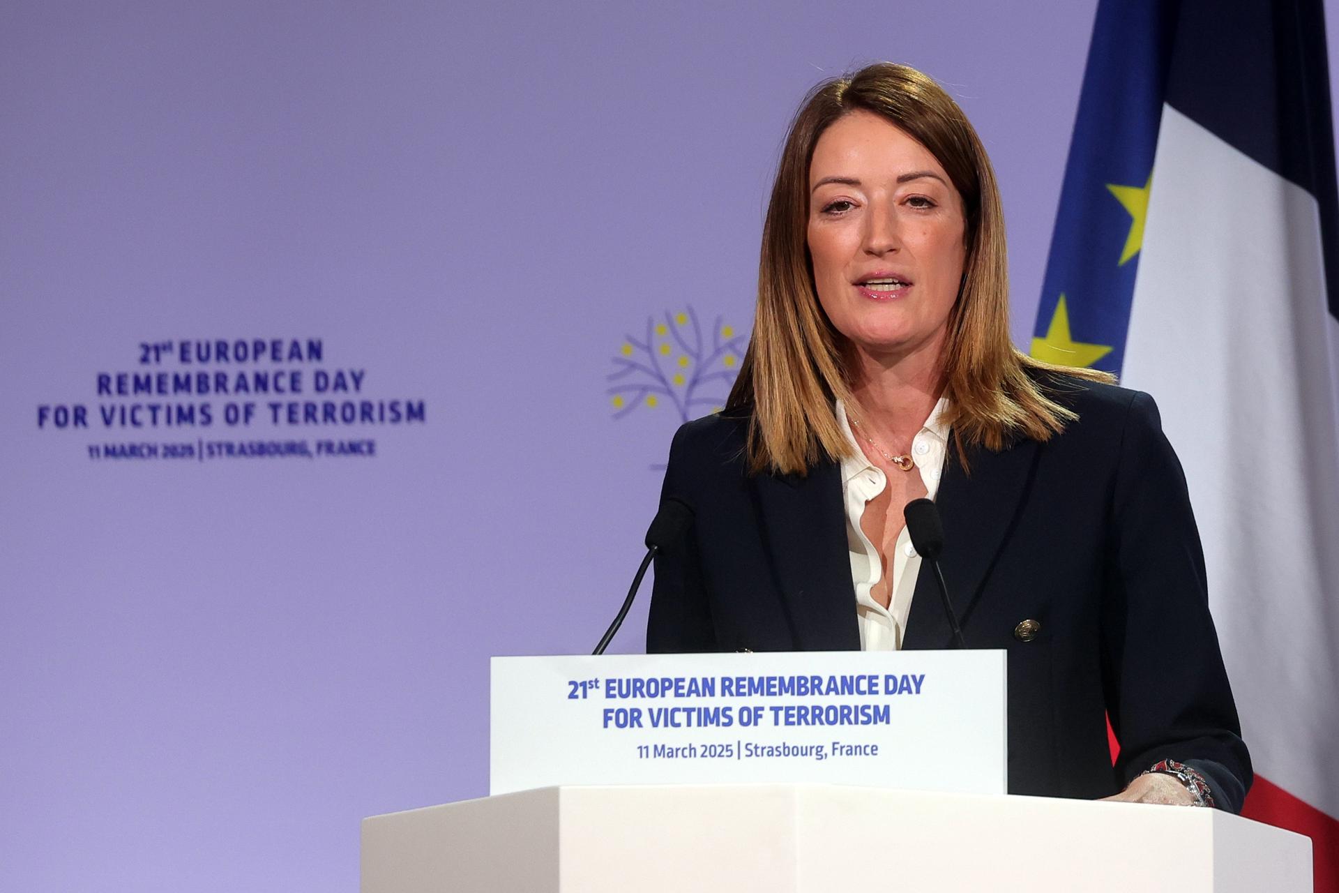 La presidenta del Parlamento Europeo, Roberta Metsola, pronuncia un discurso con motivo del Día Europeo en Recuerdo de las Víctimas del Terrorismo, en Estrasburgo, Francia, el 11 de marzo de 2025. EFE/EPA/TERESA SUAREZ / POOL