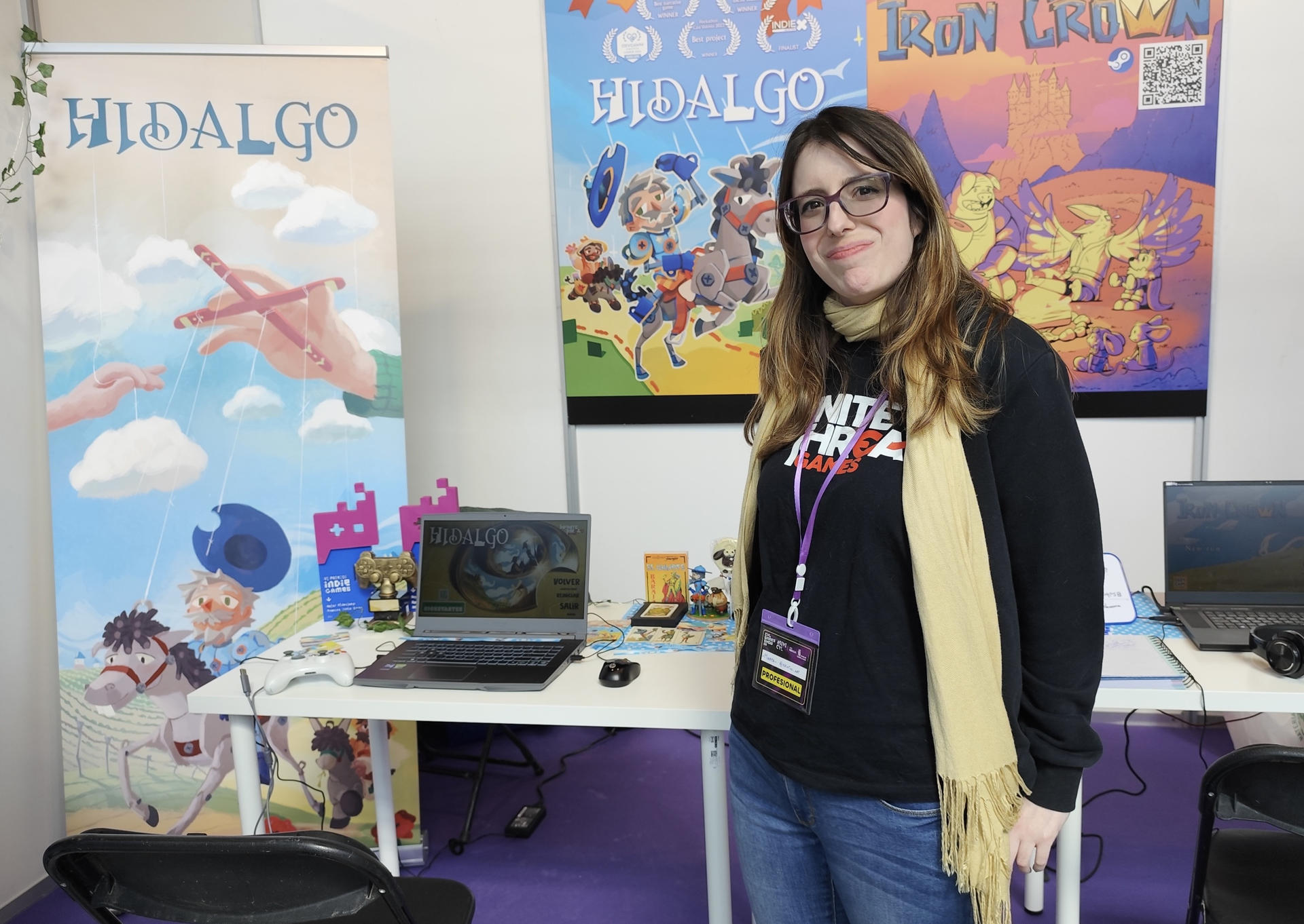 Aparte de videojuegos ya clásicos como el FIFA o el Fortnite, la celebración de competiciones de deporte electrónico y la presencia de jugadores y creadores de contenidos de renombre con cientos de miles de seguidores, la feria 'CyL Game Show' de Zamora muestra también, entre partida y partida, las aplicaciones del videojuego como herramienta educativa. En la imagen, Marta Bermejo, cofundadora del estudio de videojuegos barcelonés Infinite Threads Games, una premiada versión que enseña la obra insigne de Miguel de Cervantes y permite transformarse en Don Quijote o Sancho Panza para vivir sus aventuras.EFE/Mariam A. Montesinos