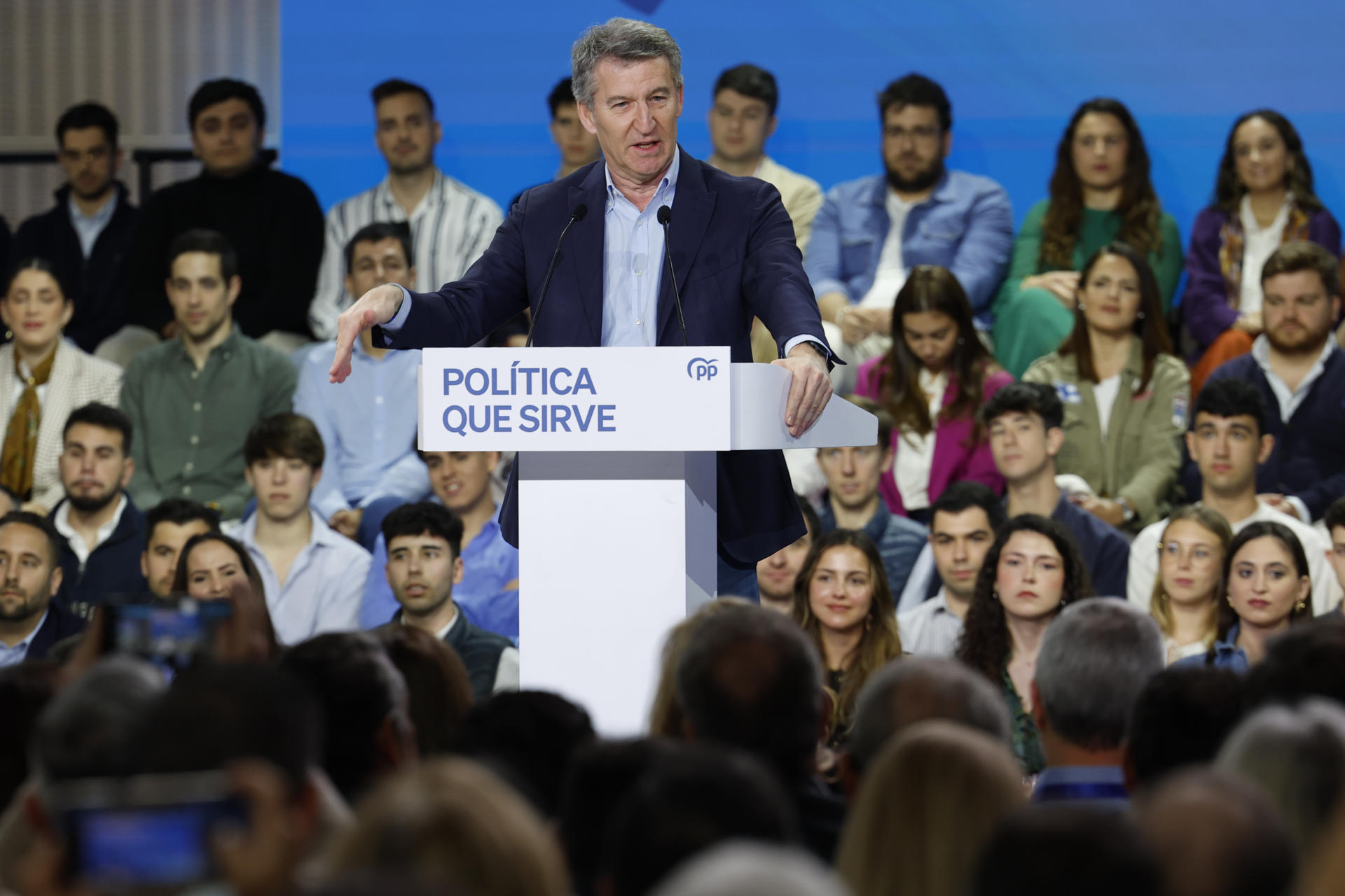 El presidente del PP, Alberto Núñez Feijóo durante la clausura la Interparlamentaria del PP, este domingo en Sevilla. EFE/Julio Muñoz