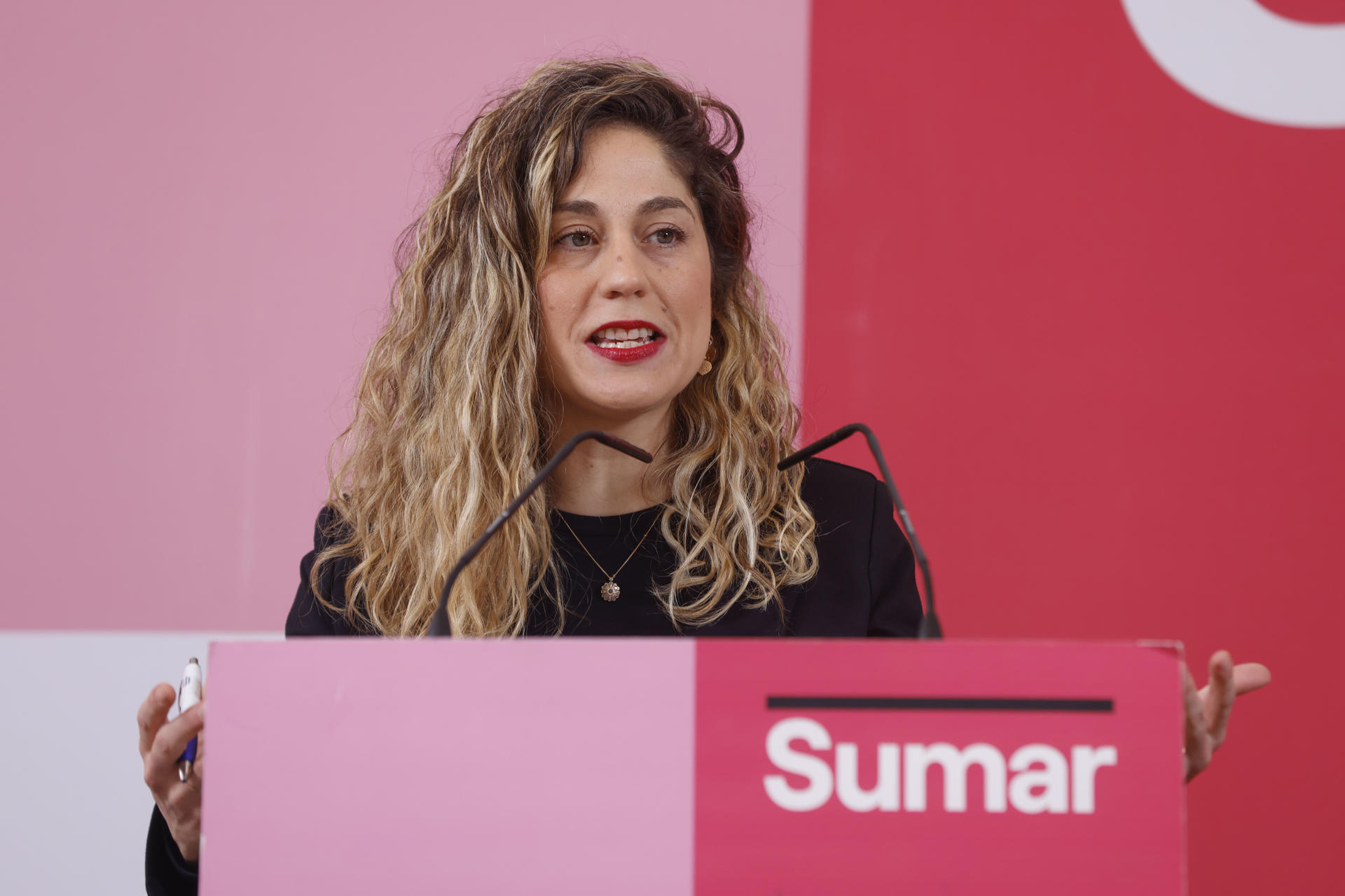 MADRID, 24/03/2025.- La secretaria de organización de Movimiento Sumar, Lara Hernández, ofrece una rueda de prensa este lunes en Madrid. Movimiento Sumar celebrará este próximo fin de semana una asamblea para renovar a su dirección y su hoja de ruta, tras la dimisión de Yolanda Díaz de sus cargos orgánicos el pasado año. EFE/ Blanca Míllez