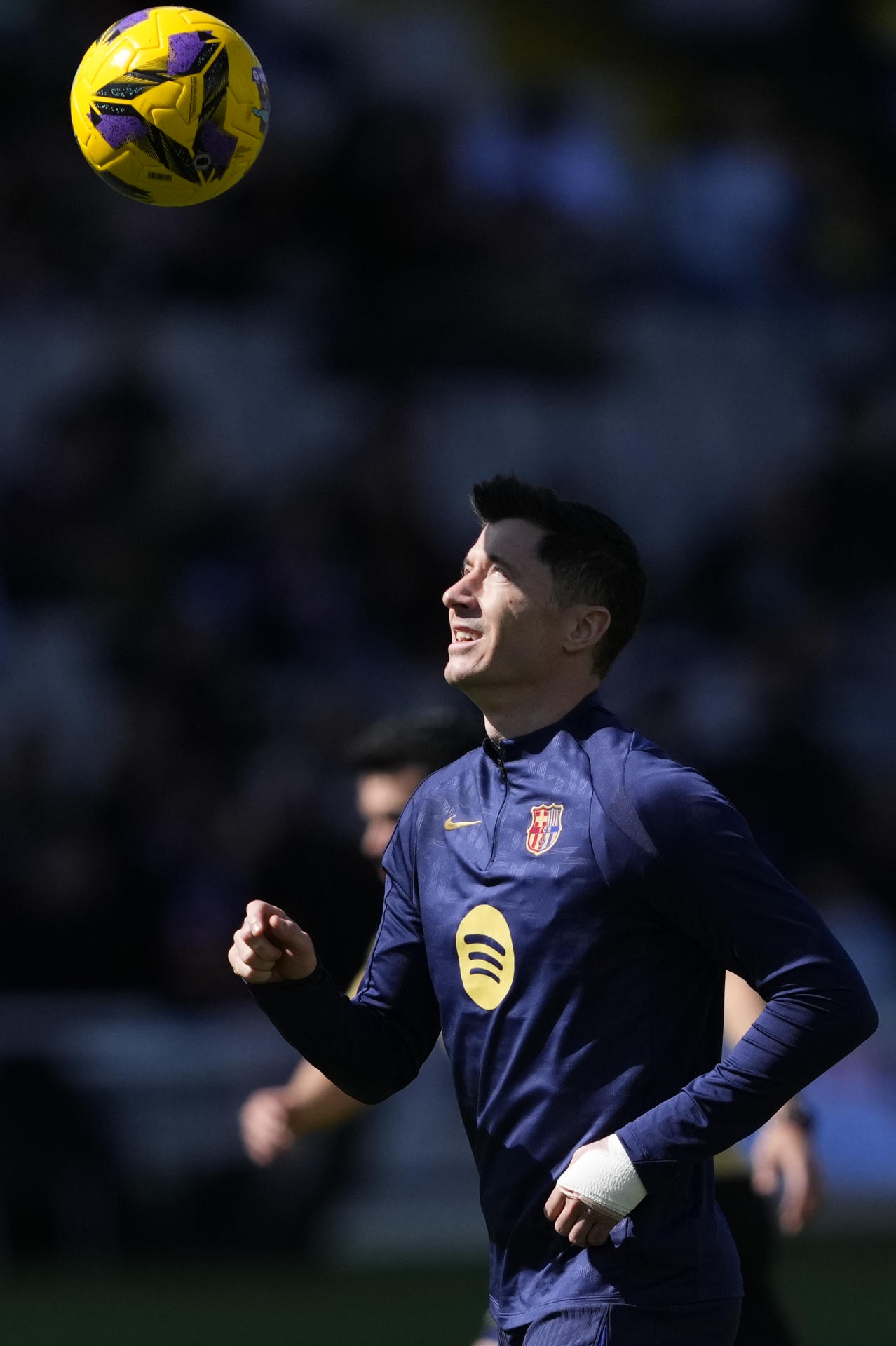 El delantero polaco del FC Barcelona, Robert Lewandowski durante el calentamiento previo al partido de la jornada 29 de LaLiga que FC Barcelona y Girona disputan este domingo en el estadio Lluis Companys de Barcelona. EFE/ Alejandro Garcia