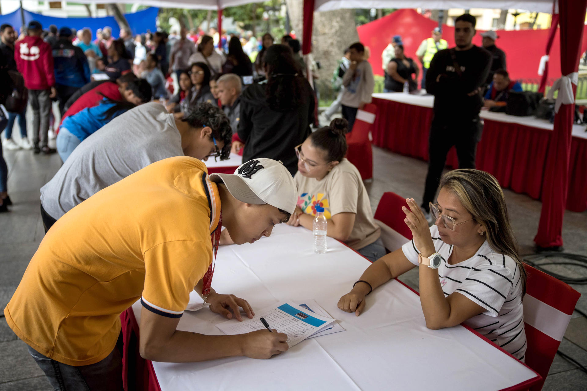 Personas participan en una recolección de firmas este miércoles en la Plaza Bolívar en Caracas (Venezuela). EFE/ Miguel Gutiérrez