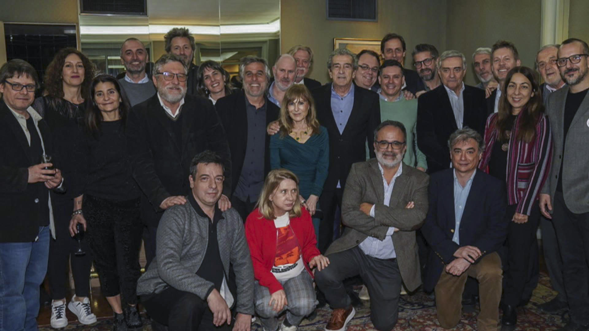 Los periodistas del diario argentino 'Clarín', cuyo periódico ha sido elegido como uno de los finalistas de los premios rey de España de periodismo en categoría de Medio de Comunicación de Iberoamérica. Defensa de la libertad de expresión, investigaciones sobre violencia machista o contaminación medioambiental de Perú, Brasil, Colombia, Argentina, Venezuela o España, entre los finalistas de los Premios Internacionales Rey de España de Periodismo, unos galardones de referencia en Iberoamérica. EFE/Diario Clarín SOLO USO EDITORIAL/SOLO DISPONIBLE PARA ILUSTRAR LA NOTICIA QUE ACOMPAÑA (CRÉDITO OBLIGATORIO)SOLO USO EDITORIAL/SOLO DISPONIBLE PARA ILUSTRAR LA NOTICIA QUE ACOMPAÑA (CRÉDITO OBLIGATORIO)