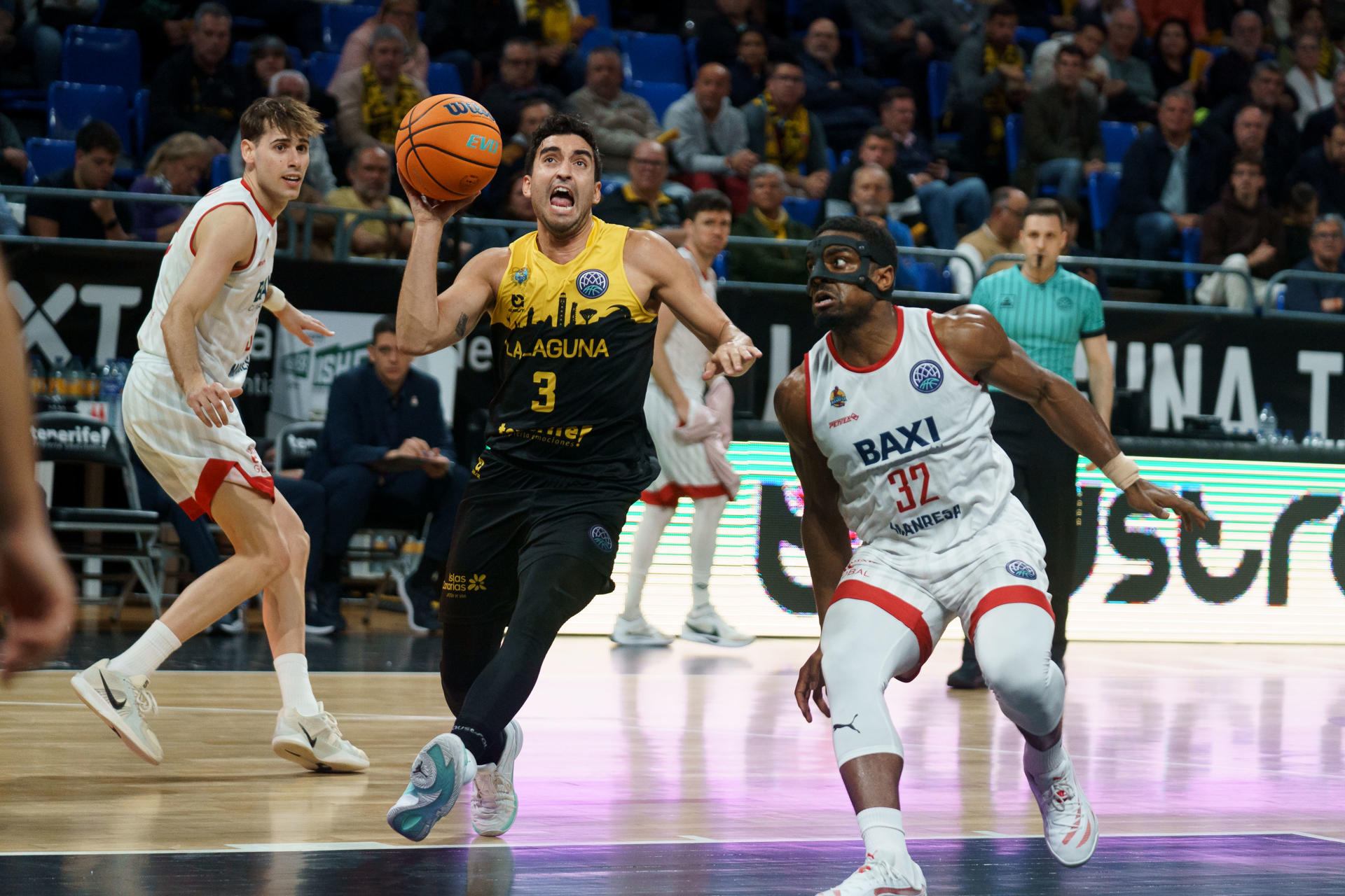 LEl escolta de La Laguna Tenerife Jaime Fernández (i) entra a canasta ante el base del Baxi Manresa Retin Obasohan (d), durante el sexto partido del Top 16 de la Liga de Campeones de baloncesto que se disputó este martes en el pabellón Santiago Martín de La Laguna (Tenerife) EFE/Ramón de la Rocha