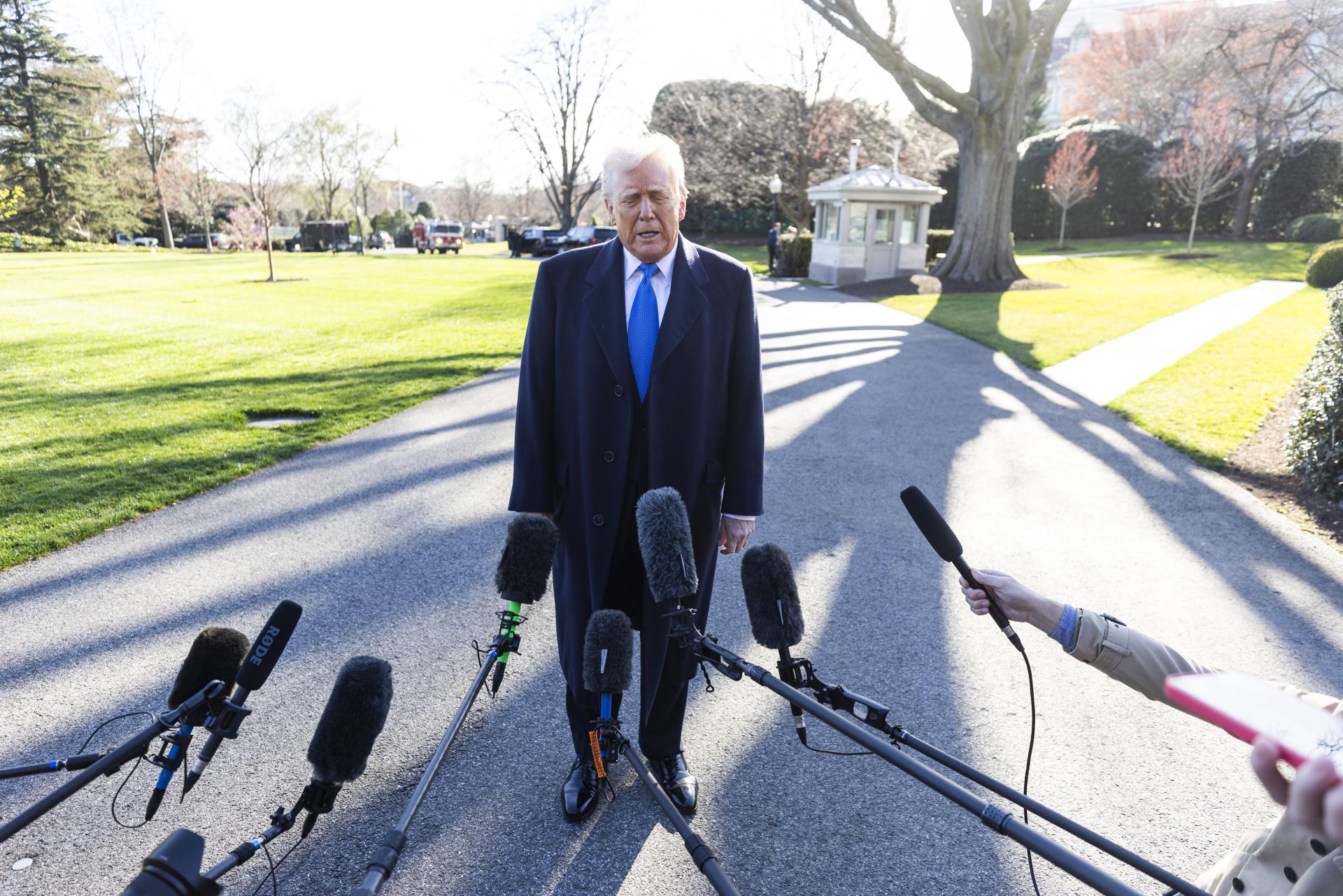 El presidente de EE. UU., Donald Trump, habla brevemente con los medios mientras sale de la Casa Blanca, este 21 de marzo de 2025. EFE/EPA/JIM LO SCALZO